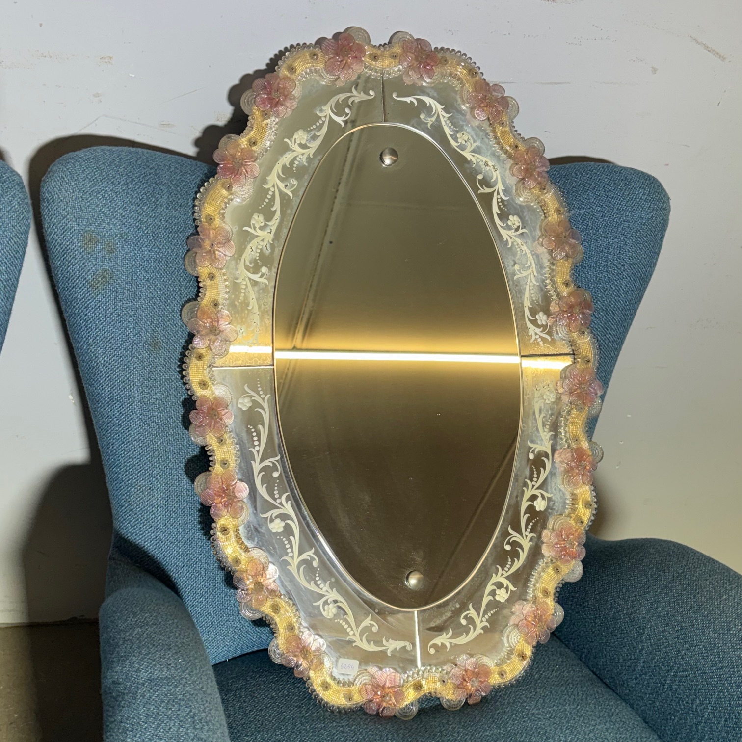 Specchio modernariato vetro Murano mid Century anni 50 ovale . con fiori rosa e disegni satinati . Mis 71 x 46 - immagine 2