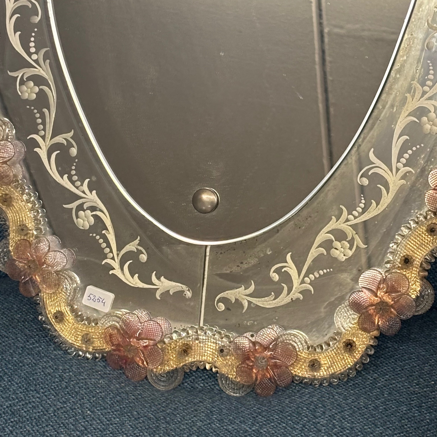 Specchio modernariato vetro Murano mid Century anni 50 ovale . con fiori rosa e disegni satinati . Mis 71 x 46 - immagine 3