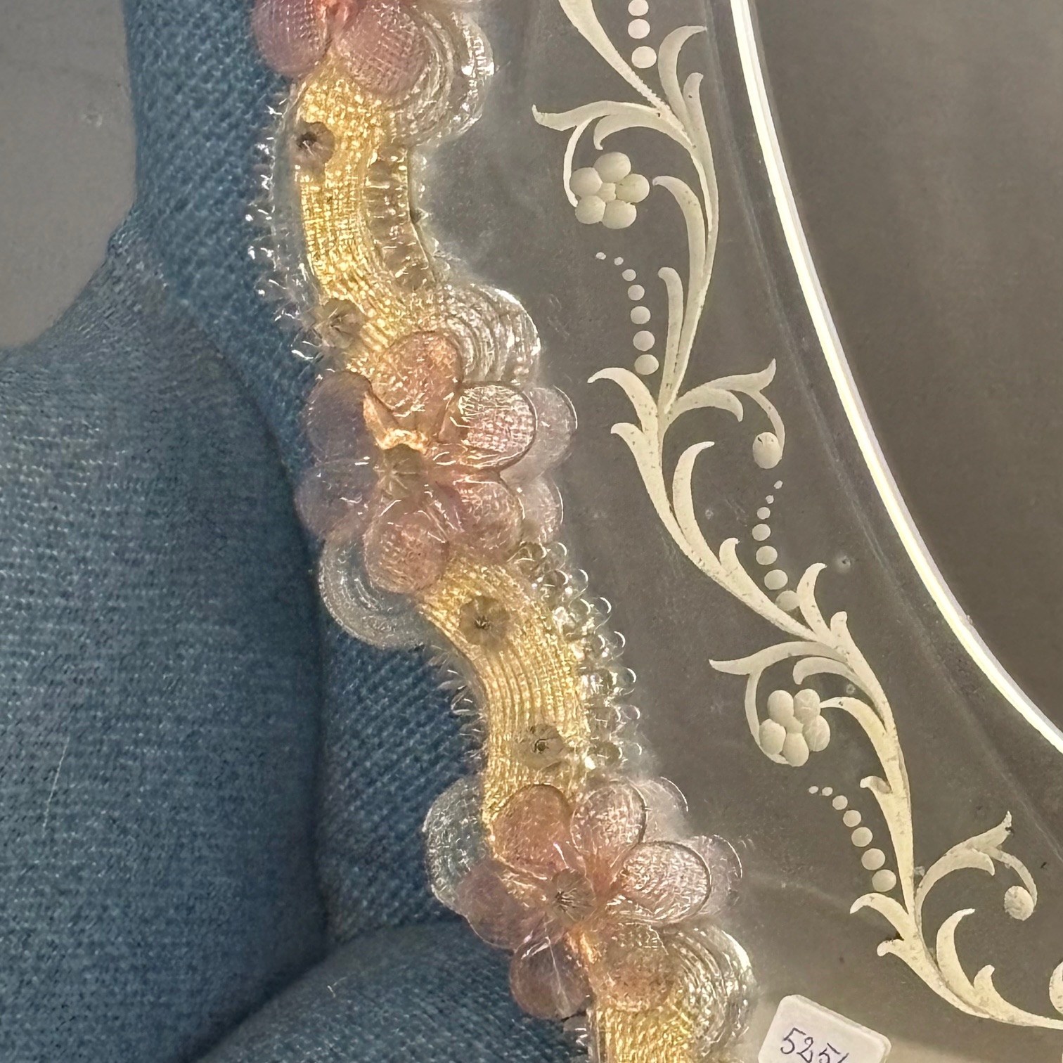 Specchio modernariato vetro Murano mid Century anni 50 ovale . con fiori rosa e disegni satinati . Mis 71 x 46 - immagine 4