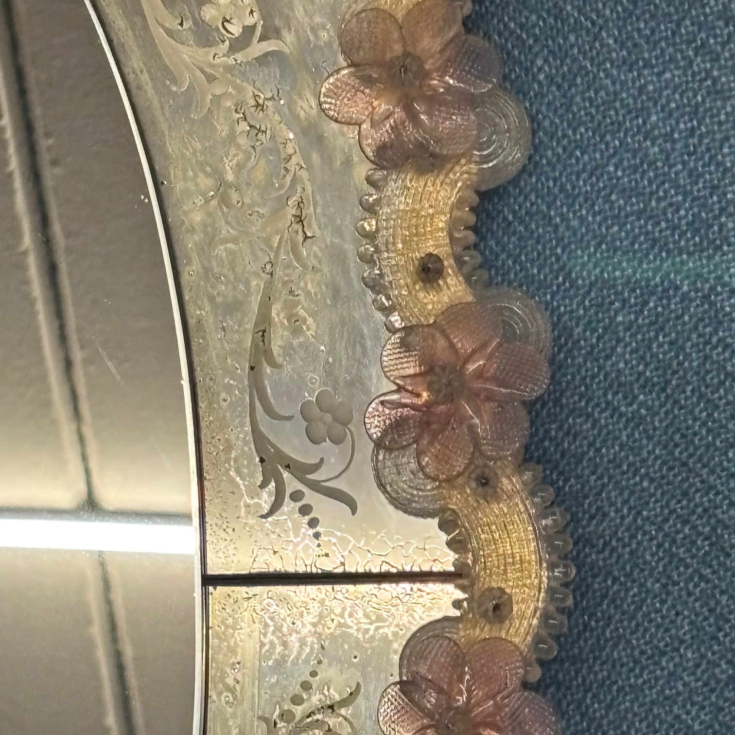 Specchio modernariato vetro Murano mid Century anni 50 ovale . con fiori rosa e disegni satinati . Mis 71 x 46 - immagine 7