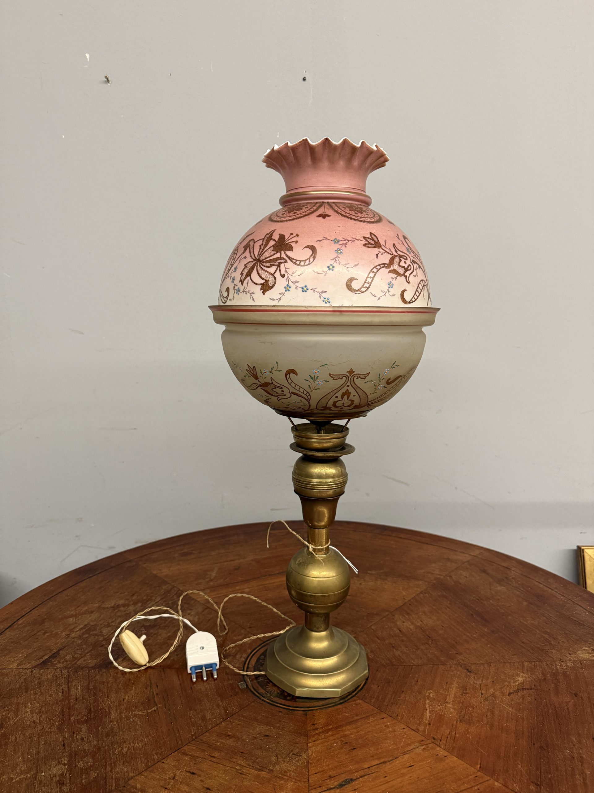 Antica lampada a petrolio in bronzo e vetro dipinto, vittoriana XIX sec, 62x30cm - immagine 2