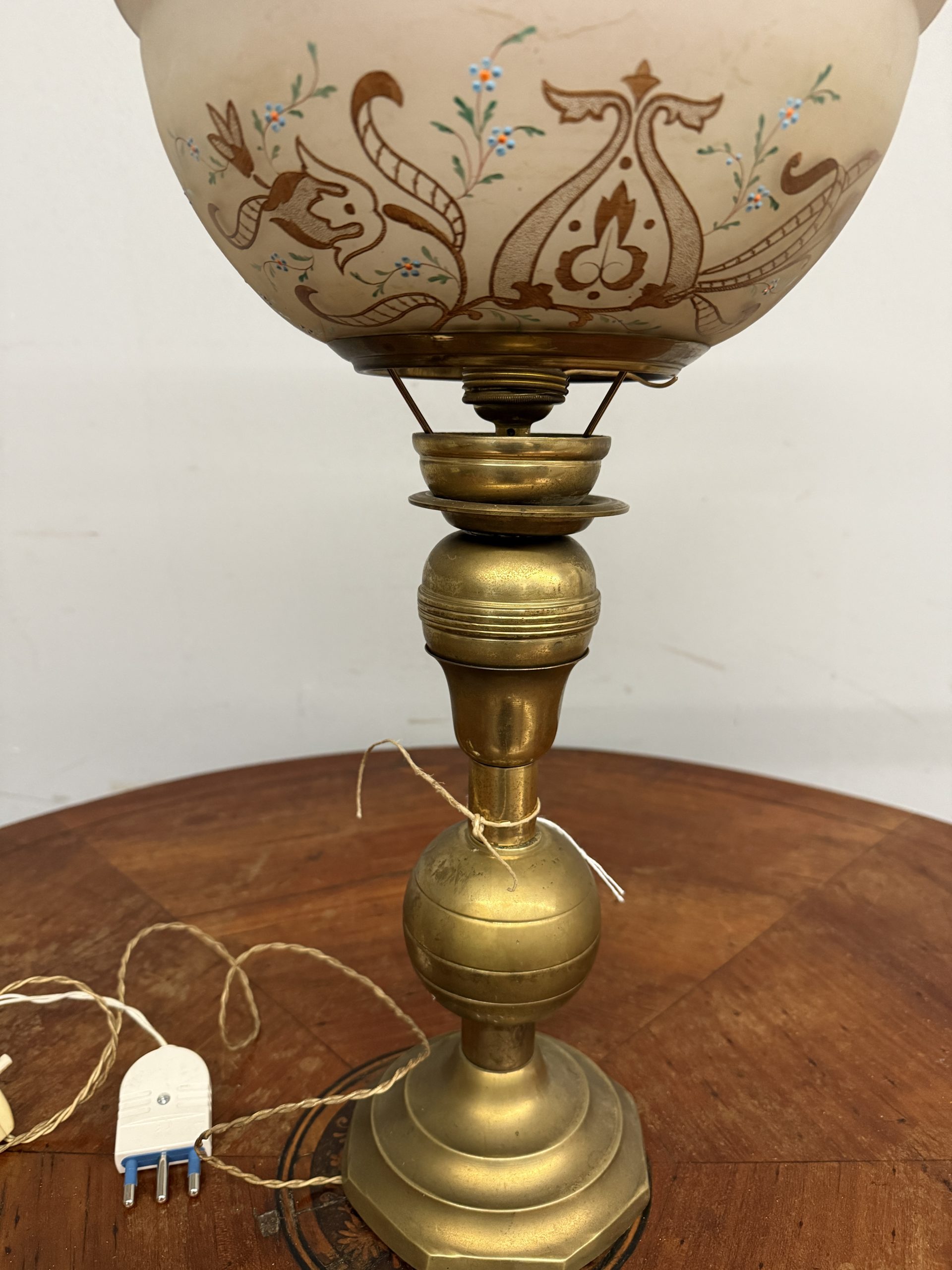 Antica lampada a petrolio in bronzo e vetro dipinto, vittoriana XIX sec, 62x30cm - immagine 3