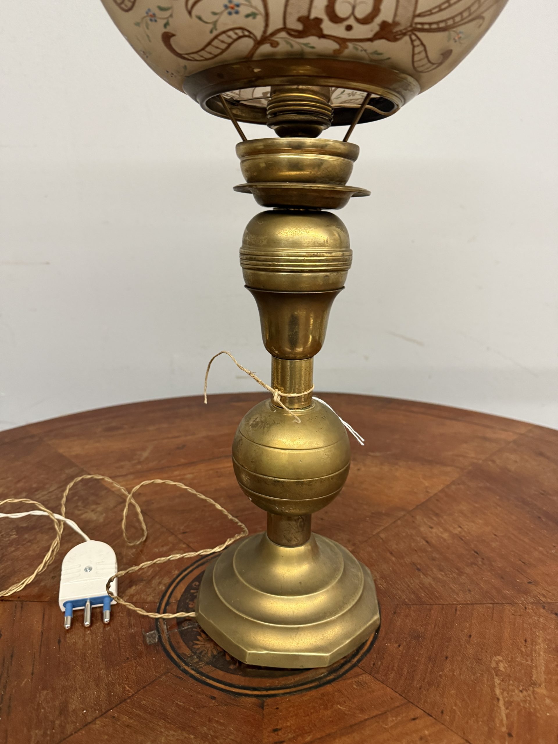Antica lampada a petrolio in bronzo e vetro dipinto, vittoriana XIX sec, 62x30cm - immagine 4