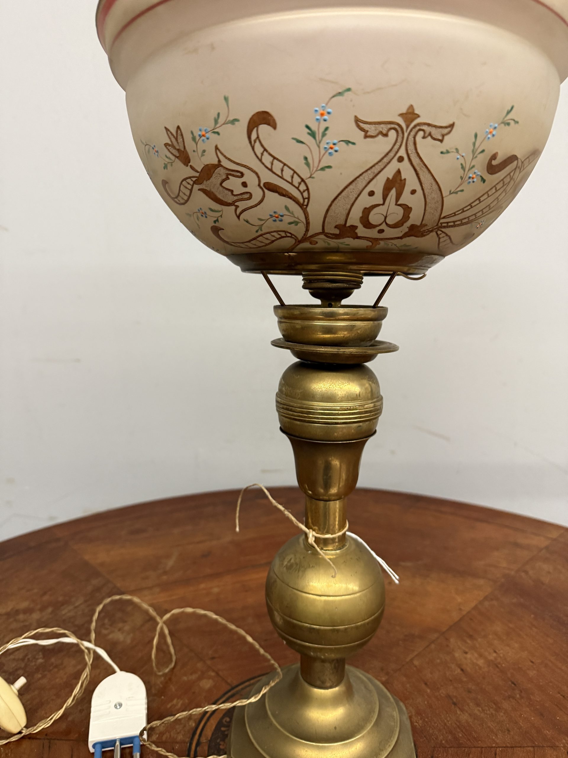 Antica lampada a petrolio in bronzo e vetro dipinto, vittoriana XIX sec, 62x30cm - immagine 5