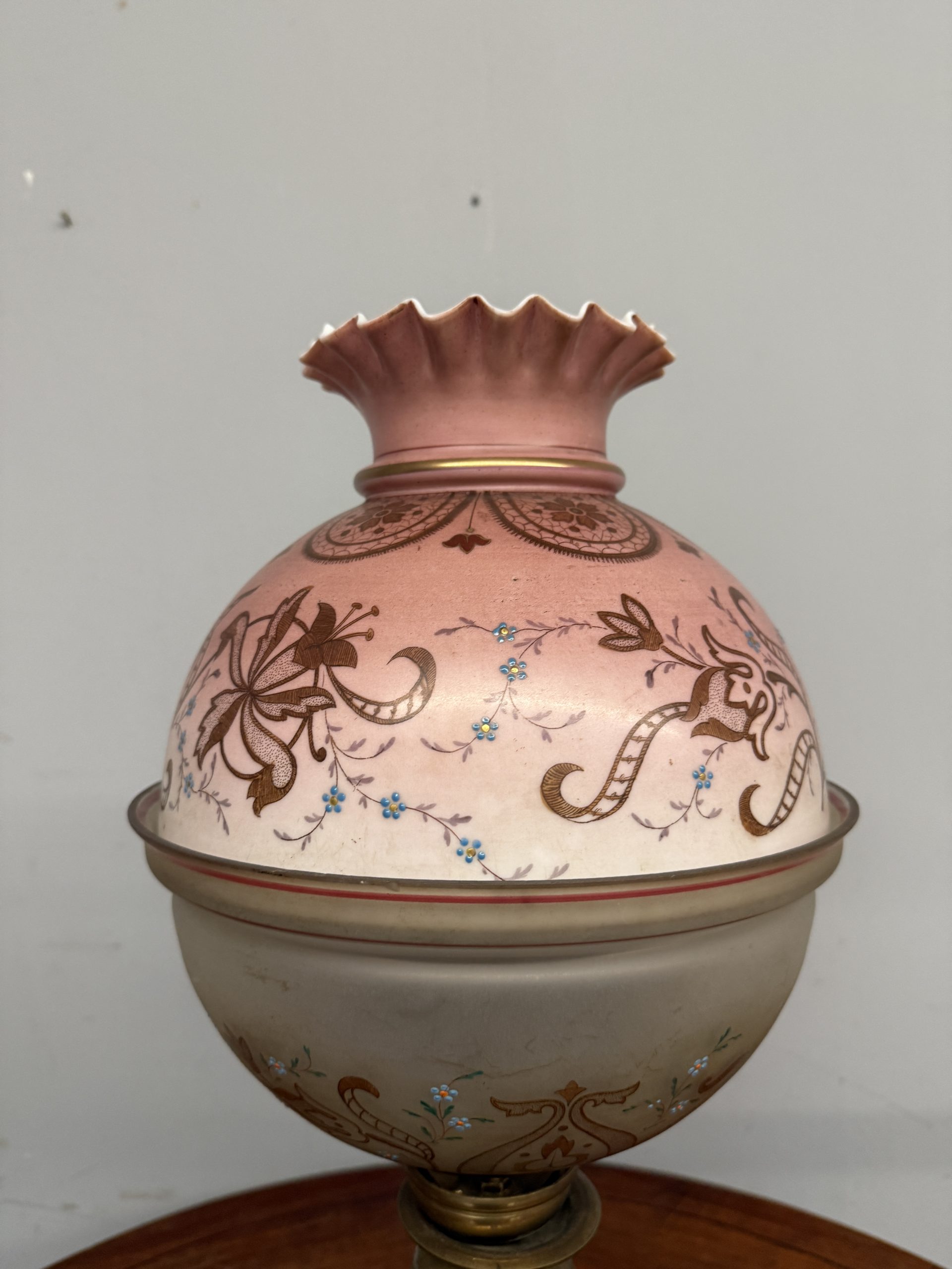 Antica lampada a petrolio in bronzo e vetro dipinto, vittoriana XIX sec, 62x30cm - immagine 6