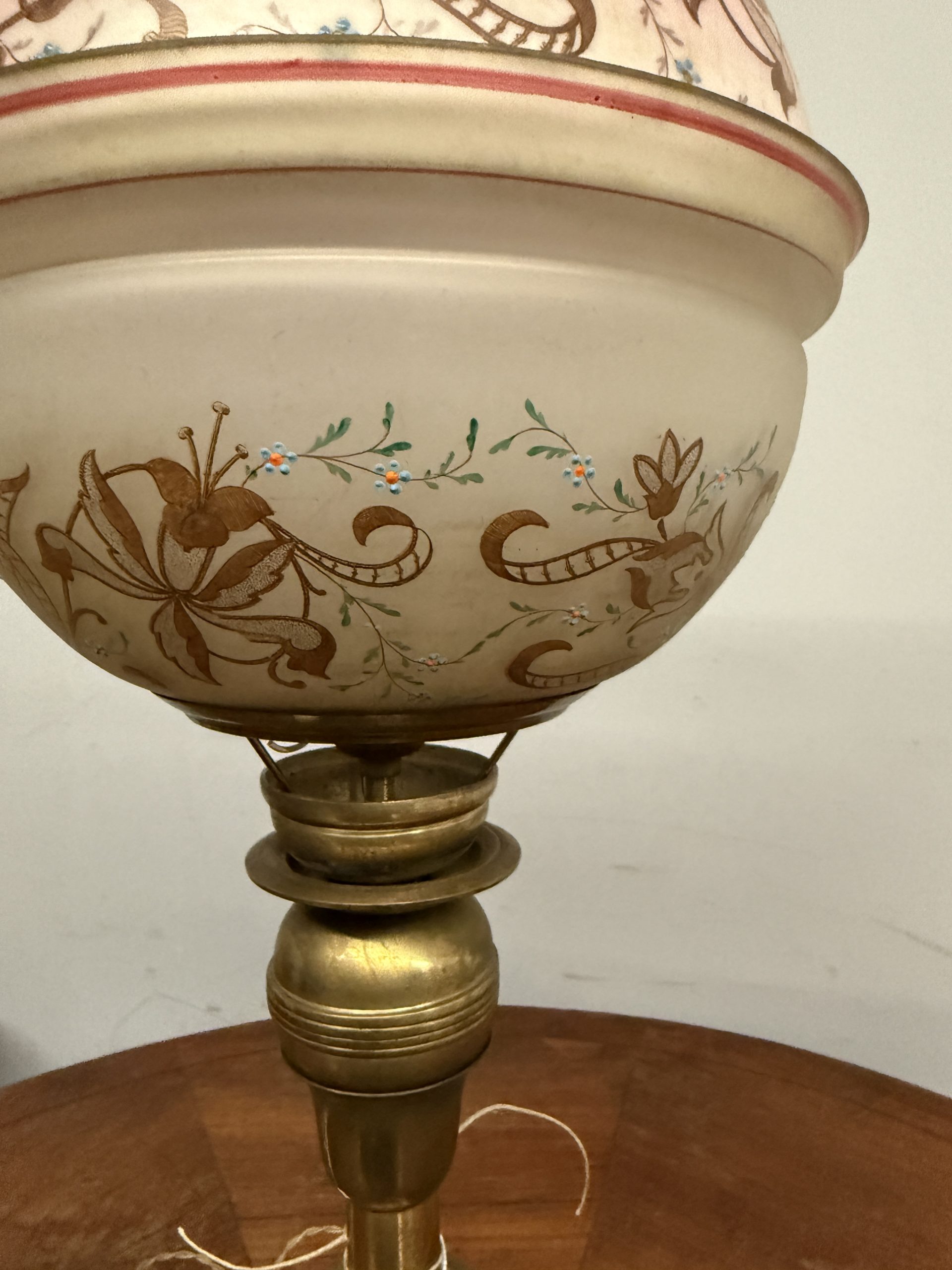 Antica lampada a petrolio in bronzo e vetro dipinto, vittoriana XIX sec, 62x30cm - immagine 7