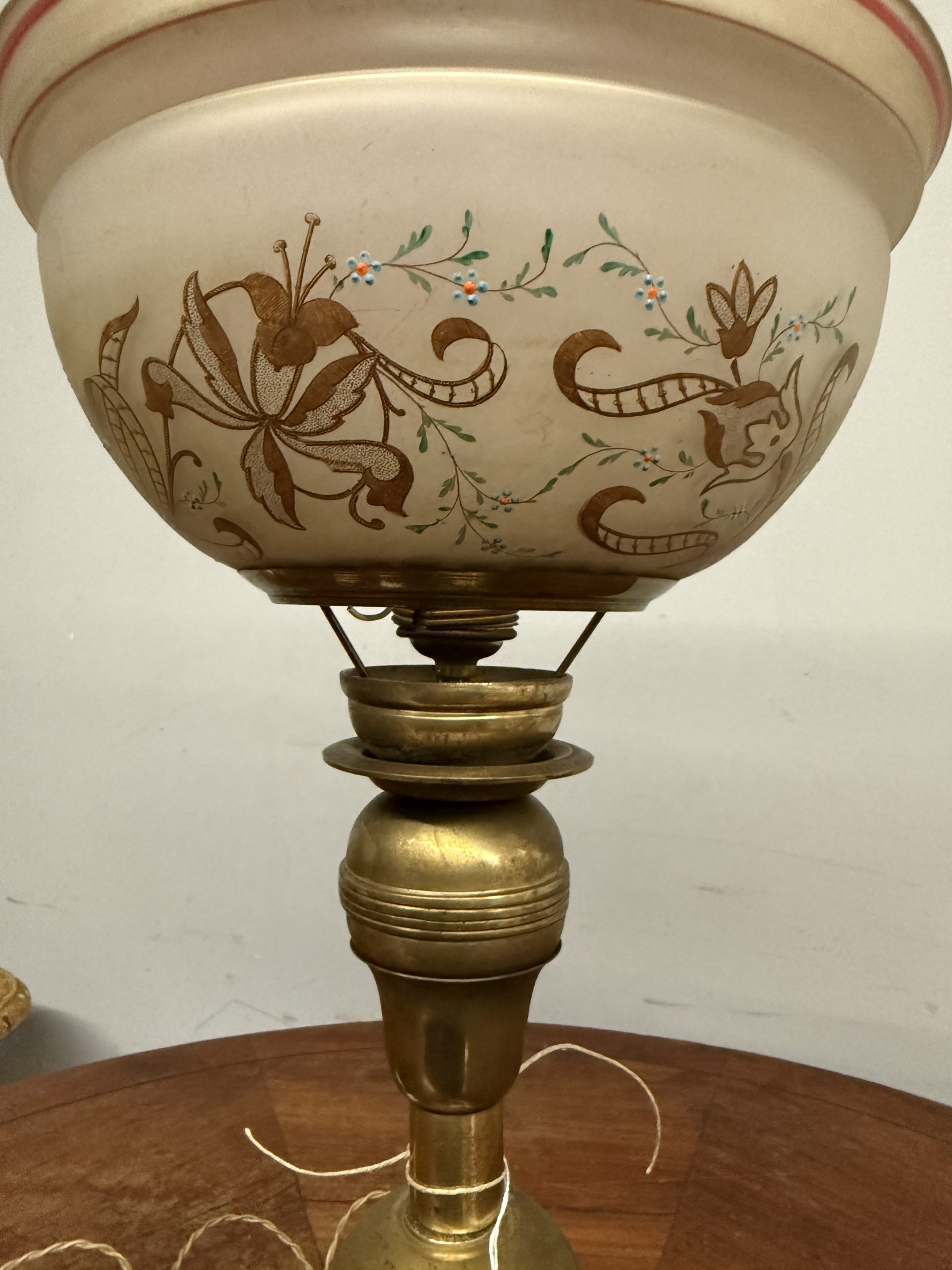 Antica lampada a petrolio in bronzo e vetro dipinto, vittoriana XIX sec, 62x30cm - immagine 8