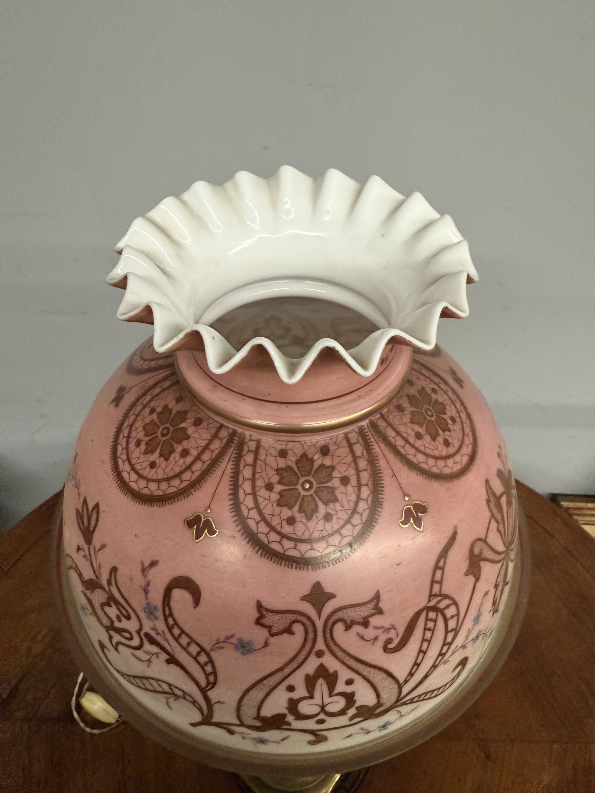Antica lampada a petrolio in bronzo e vetro dipinto, vittoriana XIX sec, 62x30cm - immagine 9