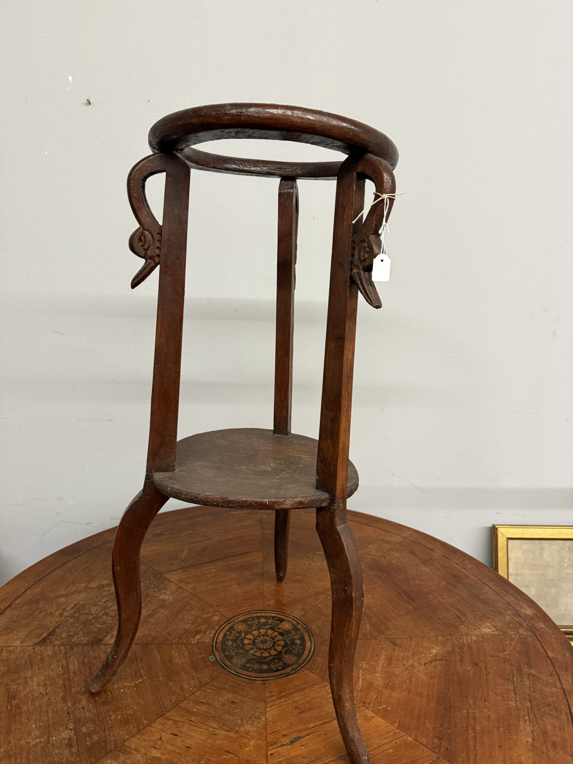 Antico portavano liberty in legno di castagno con cigni 1930, 74x30cm - immagine 4