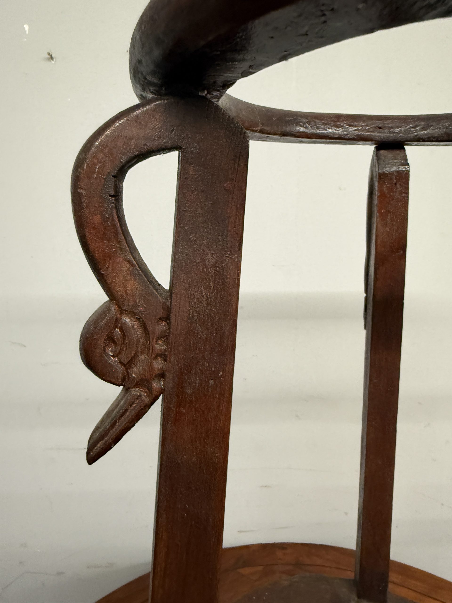 Antico portavano liberty in legno di castagno con cigni 1930, 74x30cm - immagine 7