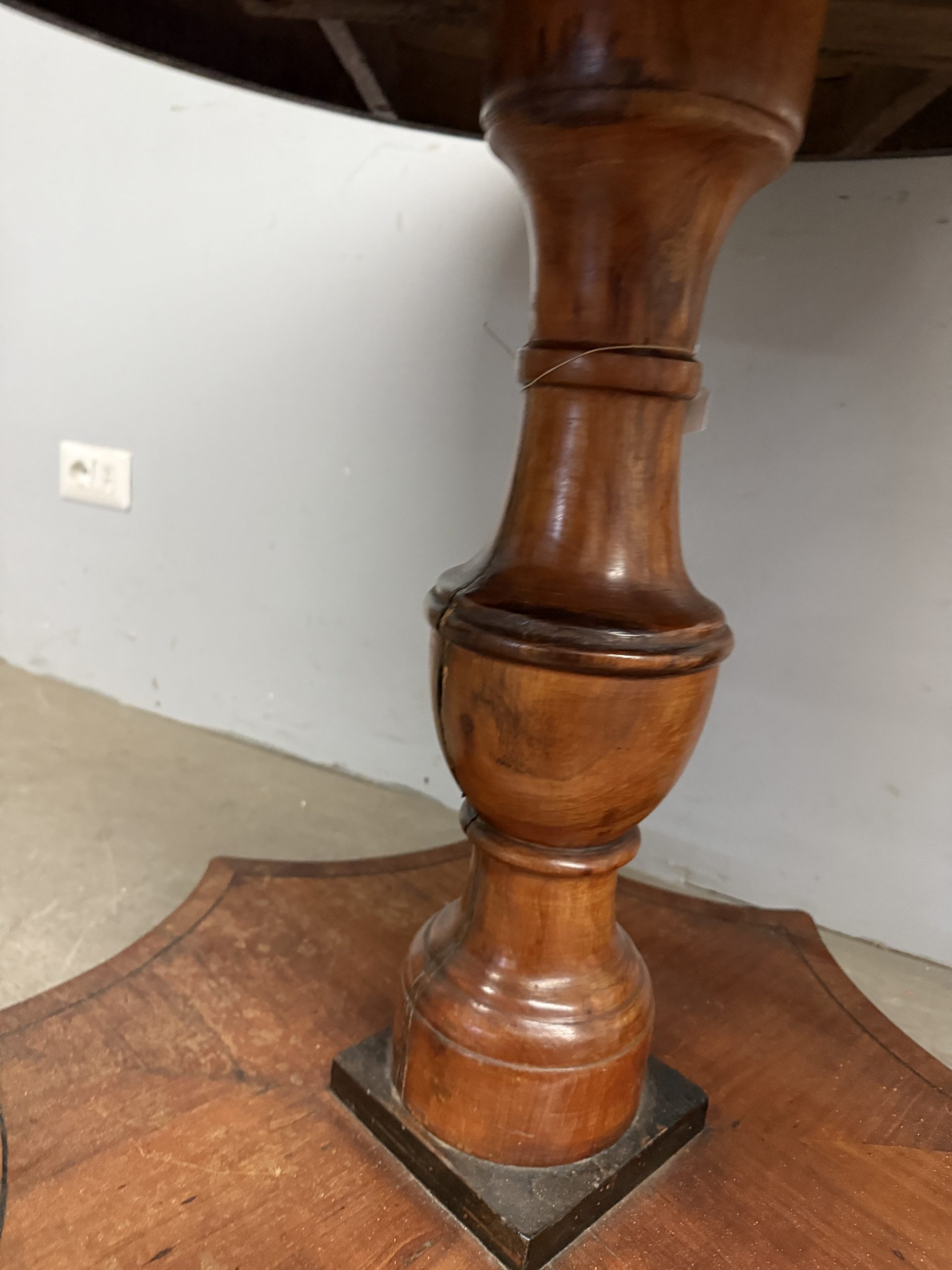 Antico tavolo Carlo X '800 in ciliegio con intarsi, 83x100cm - immagine 9