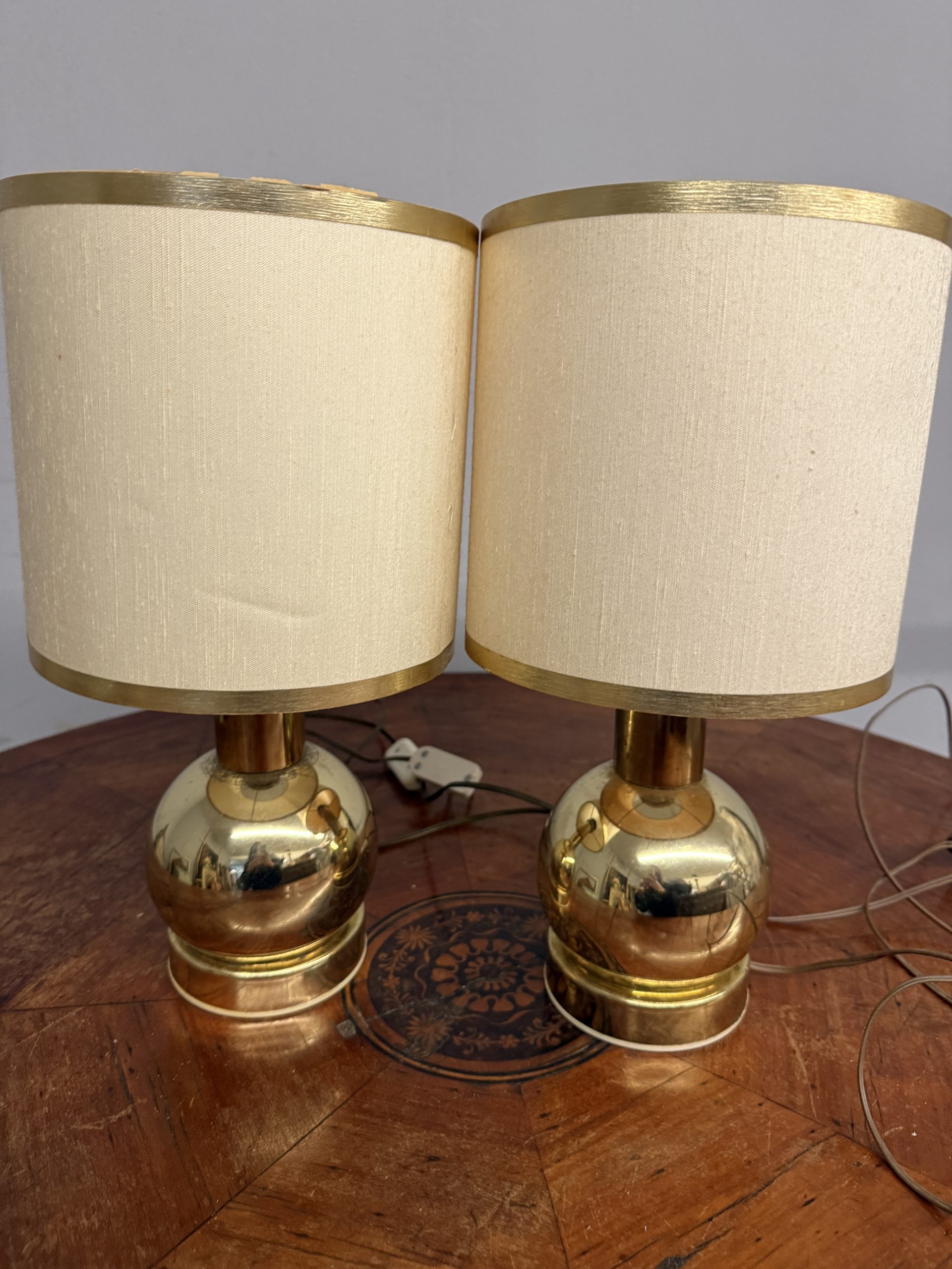 Coppia di lumi abat jour anni '70 modernariato Italia ottone dorato 38x20cm - immagine 3