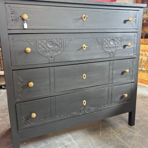 Antica cassettiera Liberty primi XX sec laccata nera con intagli . Quattro cassetti . restaurata. Mis 110 x 50 . h 106
