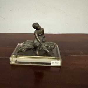 Piccola scultura in bronzo fanciulla distesa, XIX sec, su base di cristallo, 10x11x7cm