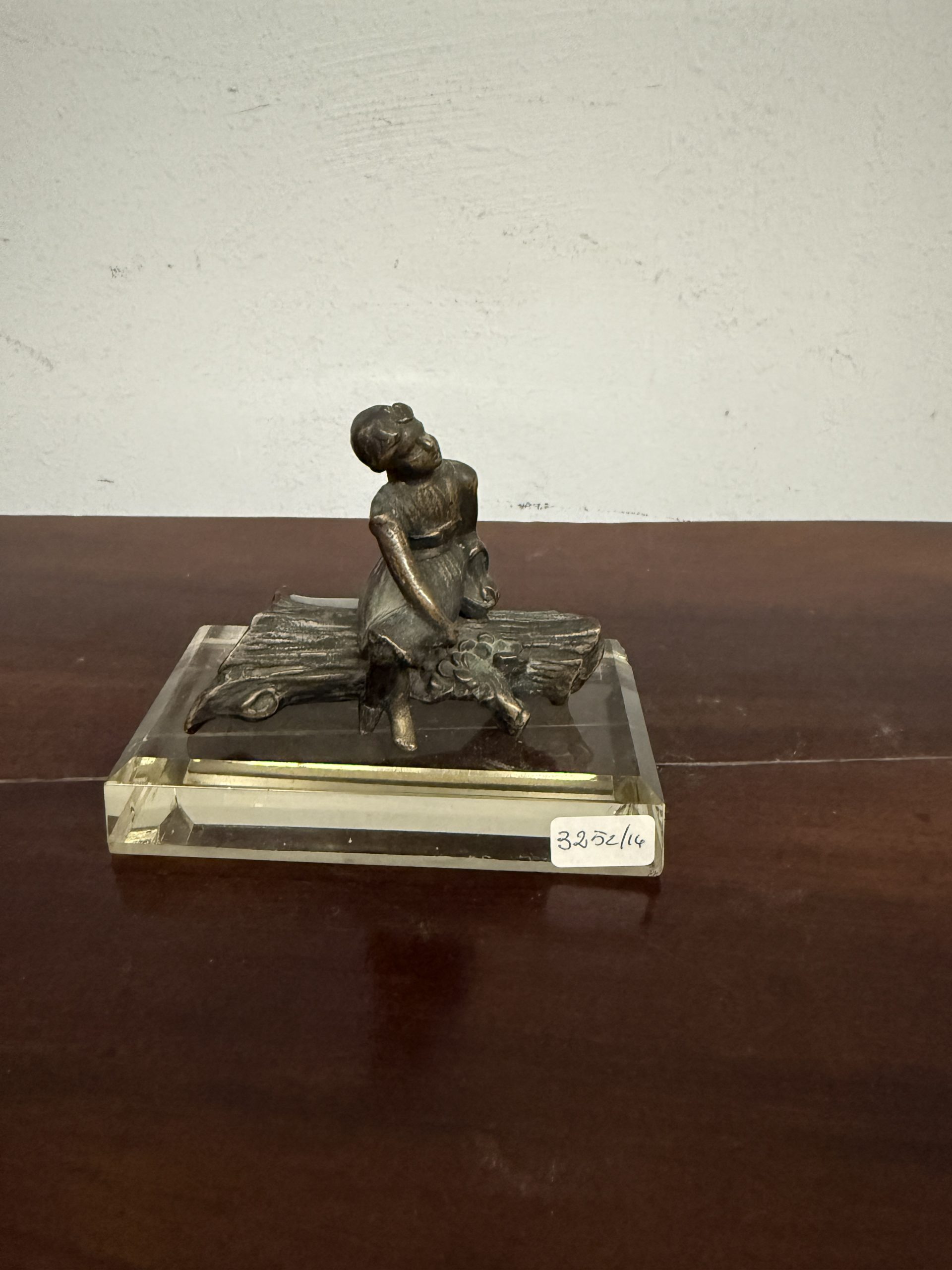 Piccola scultura in bronzo fanciulla distesa, XIX sec, su base di cristallo, 10x11x7cm