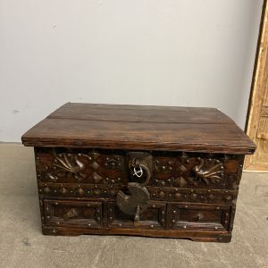 Antico forziere borchiato epoca XVIII orientale, 27x50x35cm