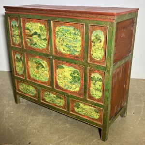 Antico mobile credenza tibetano primi 900 Lacca rossa e verde . Con scene dipinte . Mis 113 x cm 48 . Altezza cm 103