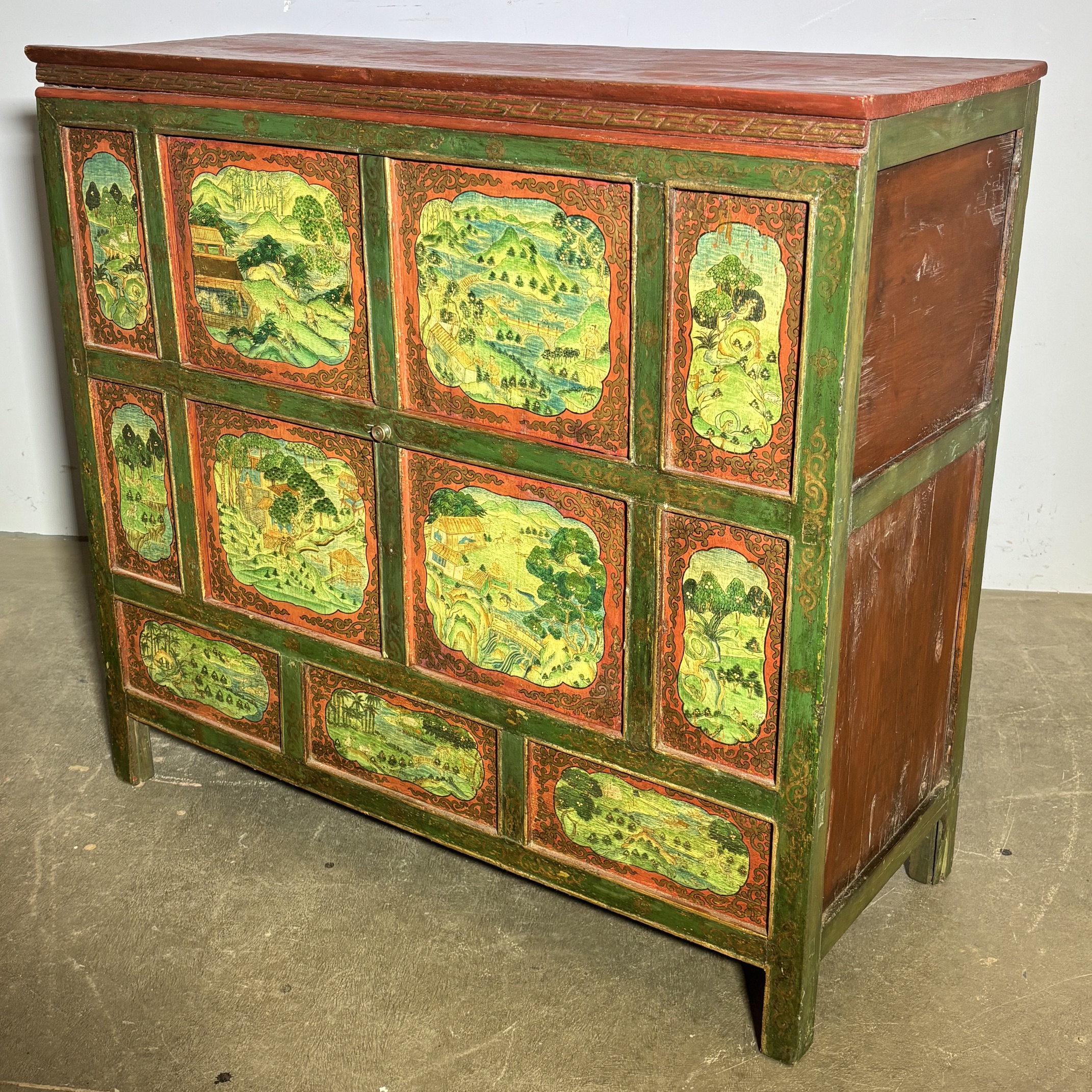 Antico mobile credenza tibetano primi 900 Lacca rossa e verde . Con scene dipinte . Mis 113 x cm 48 . Altezza cm 103