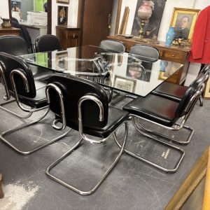 Tavolo anni 70 Giotto Stoppino cristallo cm 140 x cm 140 e 8 sedie Cantilever Bauhaus Metallo cromato e Sky Nero .