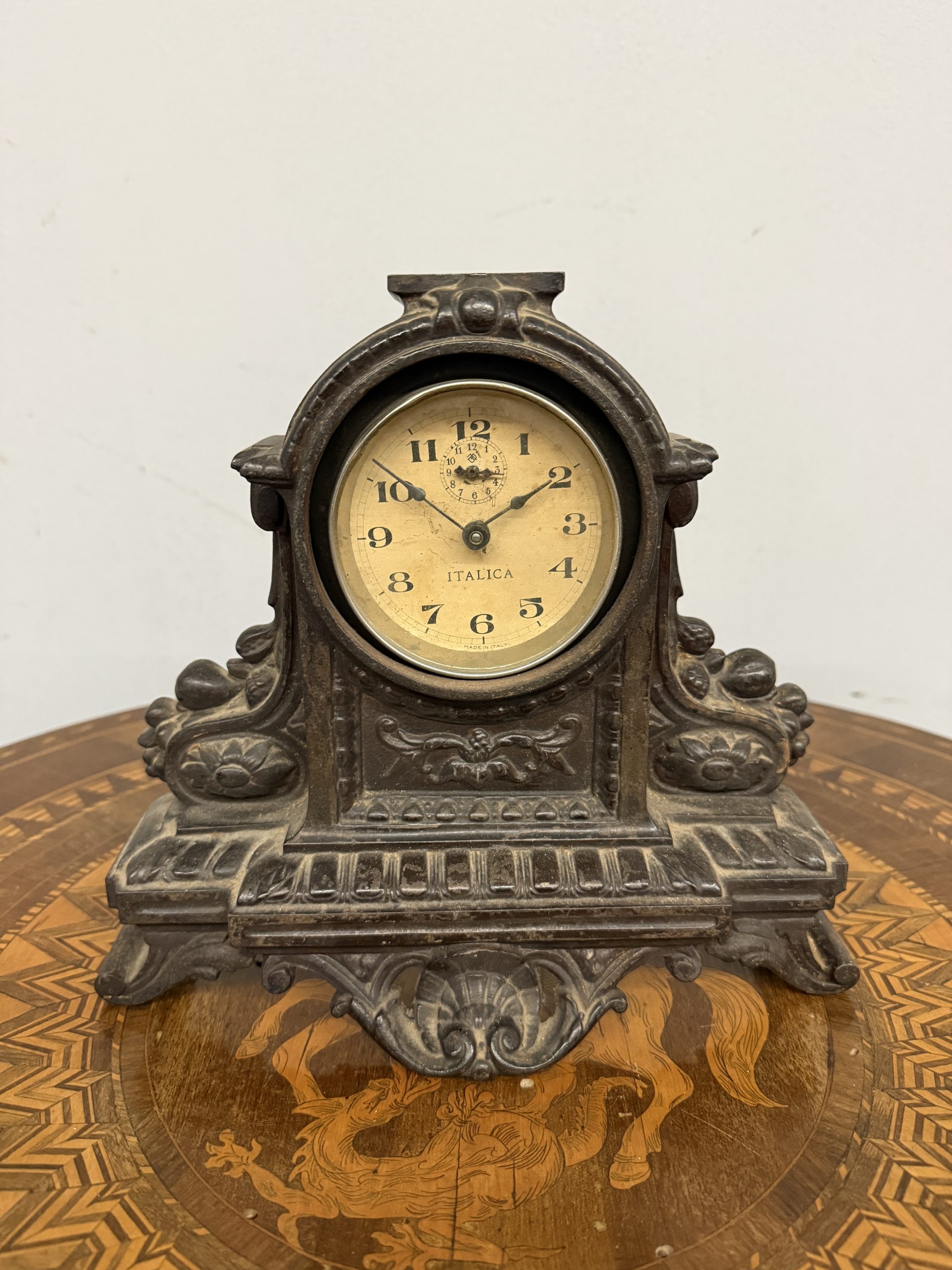 Orologio da camino marca italiaca, anni '40 in ghisa, 25x27cm