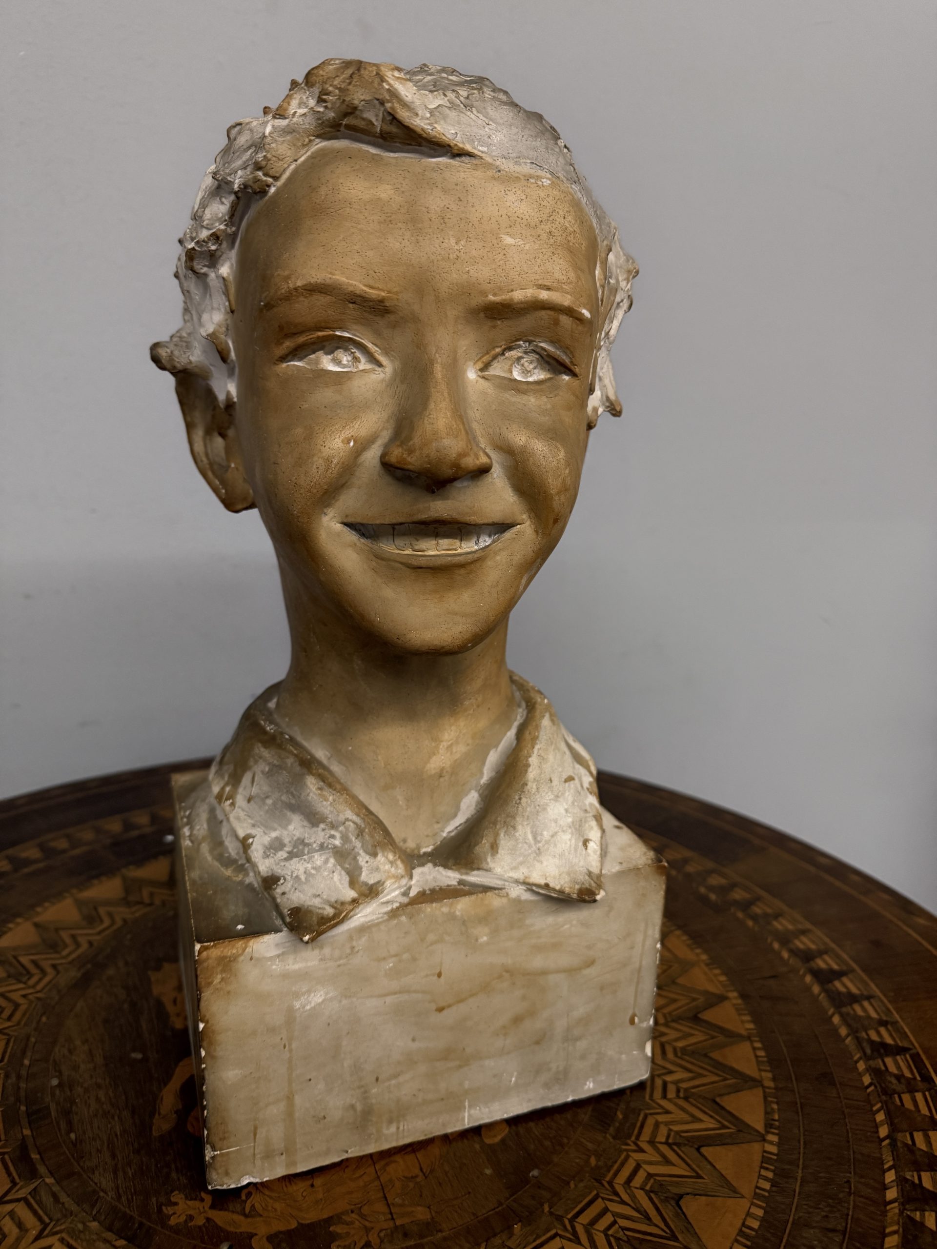 Antica scultura in gesso patinato fanciullo, firmata "Rosa" 1945, 41x18cm
