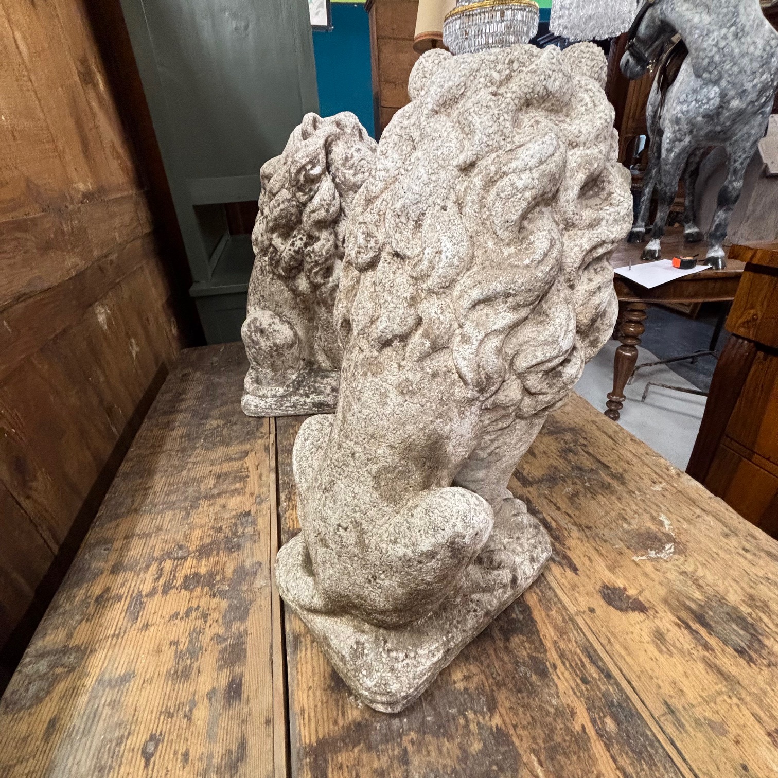 Antica coppia di Leoni sculture in cemento . anni 50 . Mis H cm 53 . - immagine 6