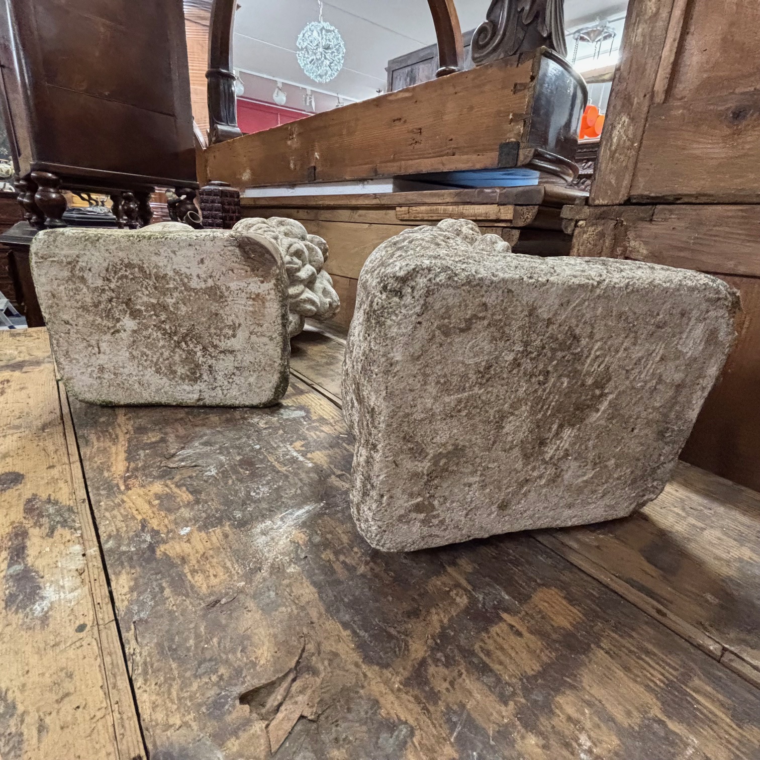 Antica coppia di Leoni sculture in cemento . anni 50 . Mis H cm 53 . - immagine 13