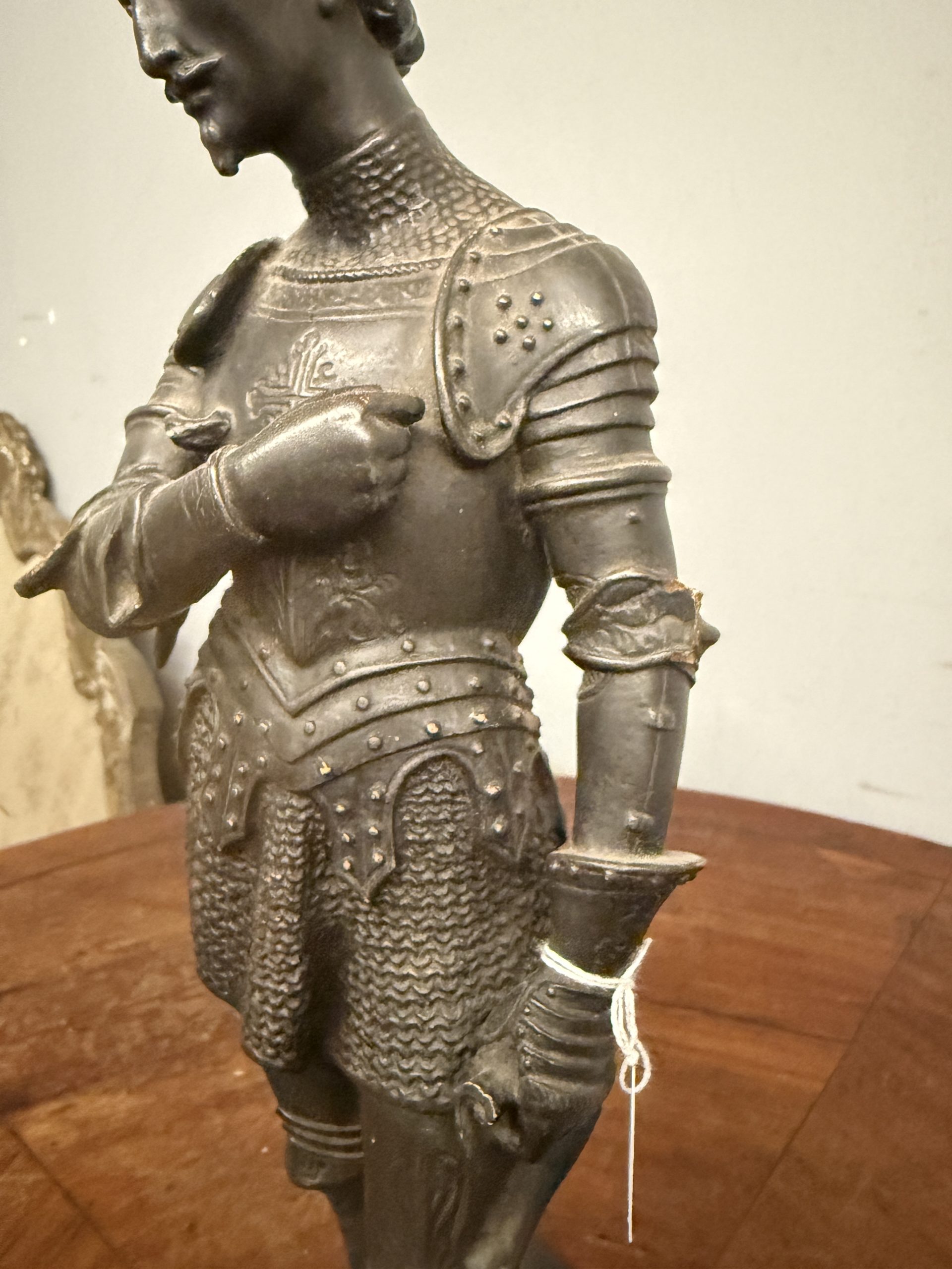 Antica scultura di cavaliere in scaiola, Francia, XIX sec, 41x14x14cm - immagine 9