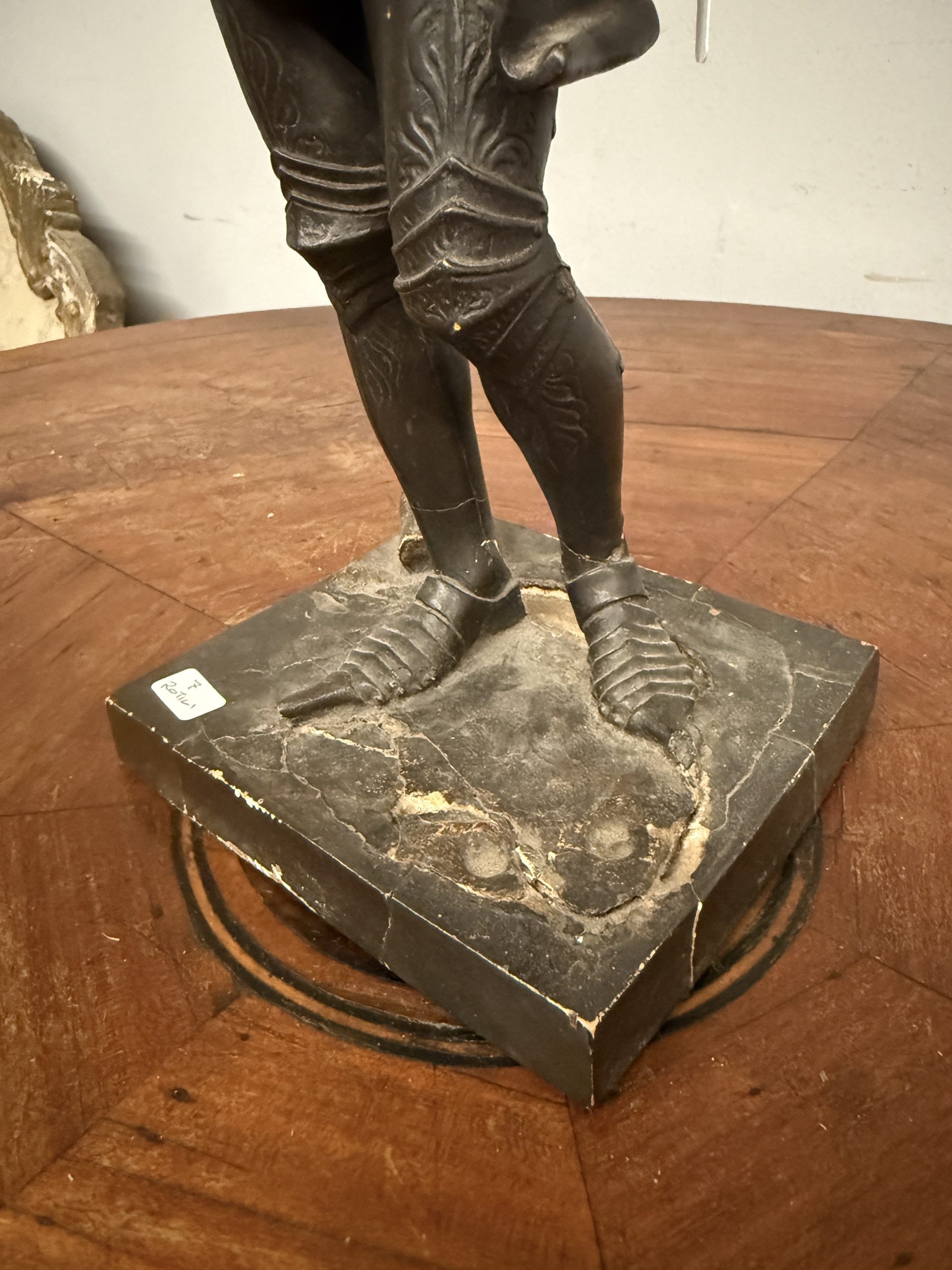 Antica scultura di cavaliere in scaiola, Francia, XIX sec, 41x14x14cm - immagine 11