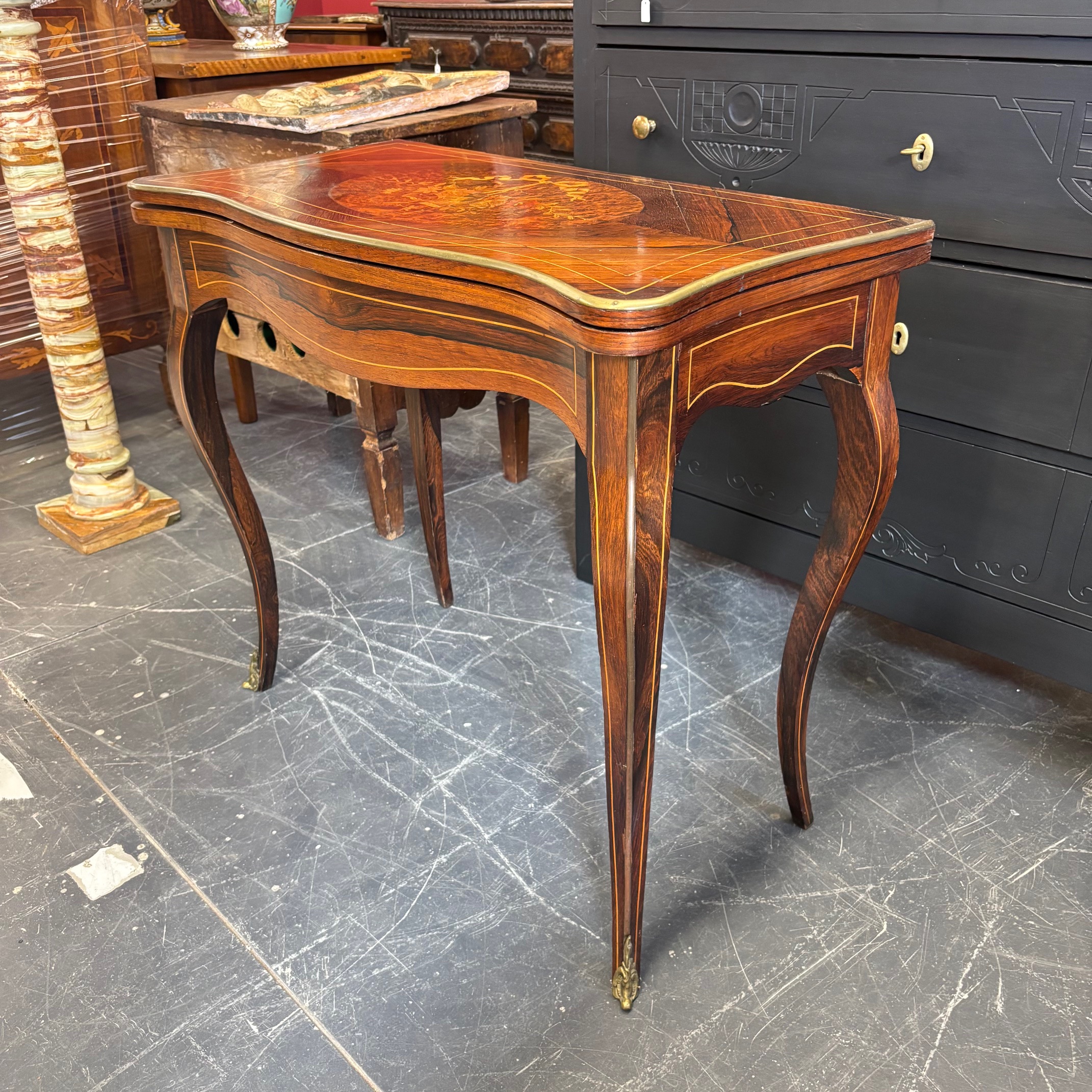 Antica console tavolo da gioco stile Luigi XV fine del XIX secolo . Palissandro , intarsi e bronzi . Mis L 82 prof cm 41 . h 73 - immagine 3