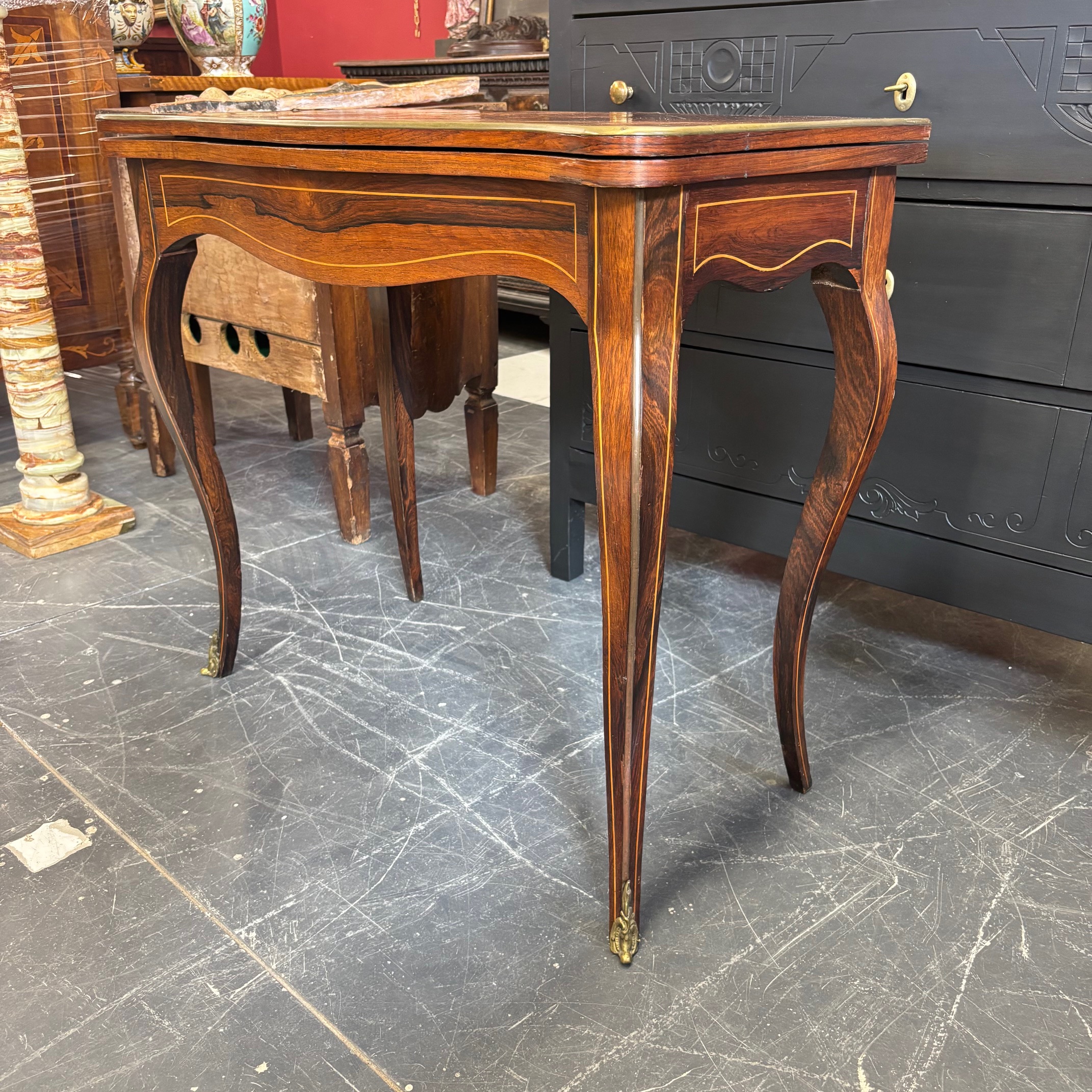 Antica console tavolo da gioco stile Luigi XV fine del XIX secolo . Palissandro , intarsi e bronzi . Mis L 82 prof cm 41 . h 73 - immagine 4