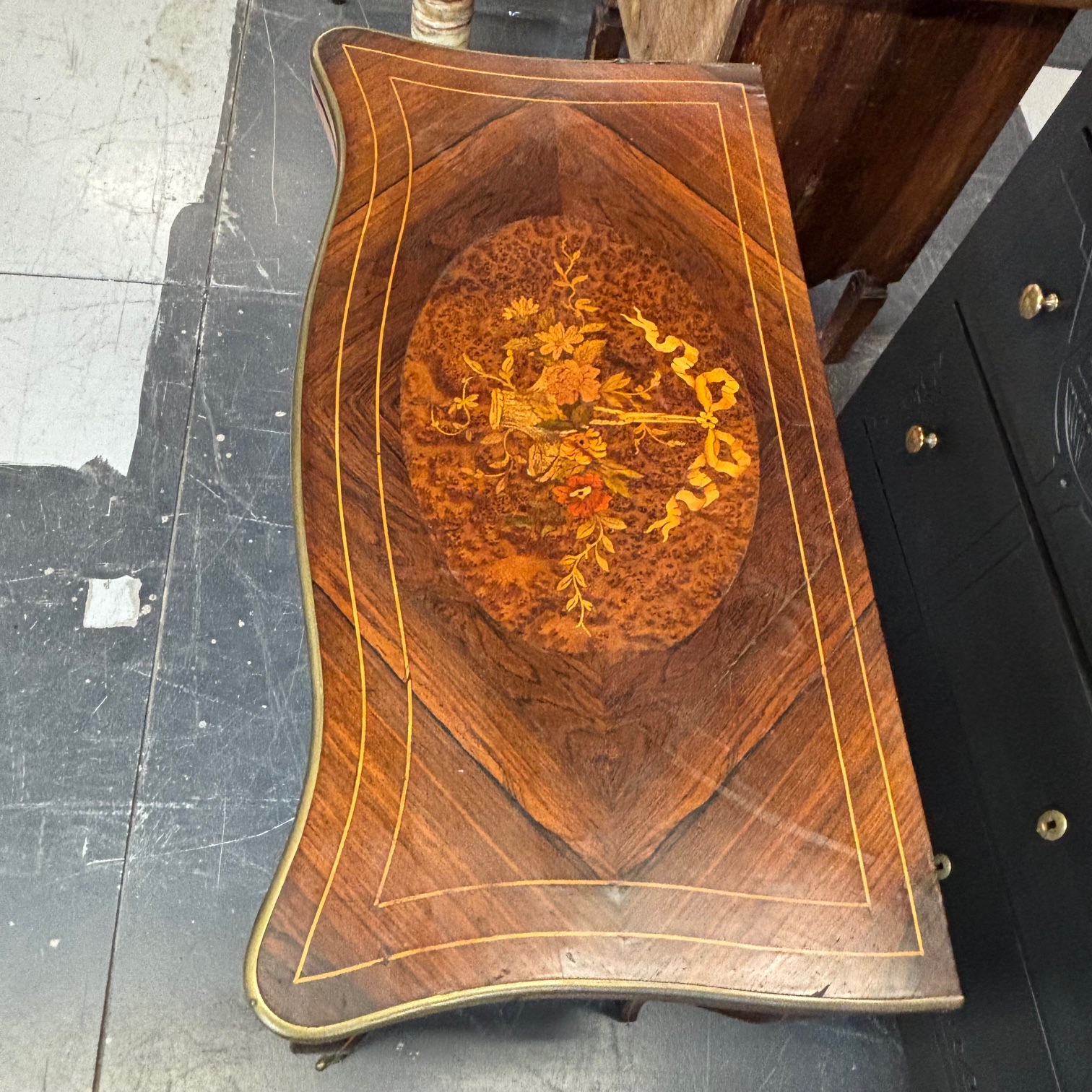 Antica console tavolo da gioco stile Luigi XV fine del XIX secolo . Palissandro , intarsi e bronzi . Mis L 82 prof cm 41 . h 73 - immagine 6