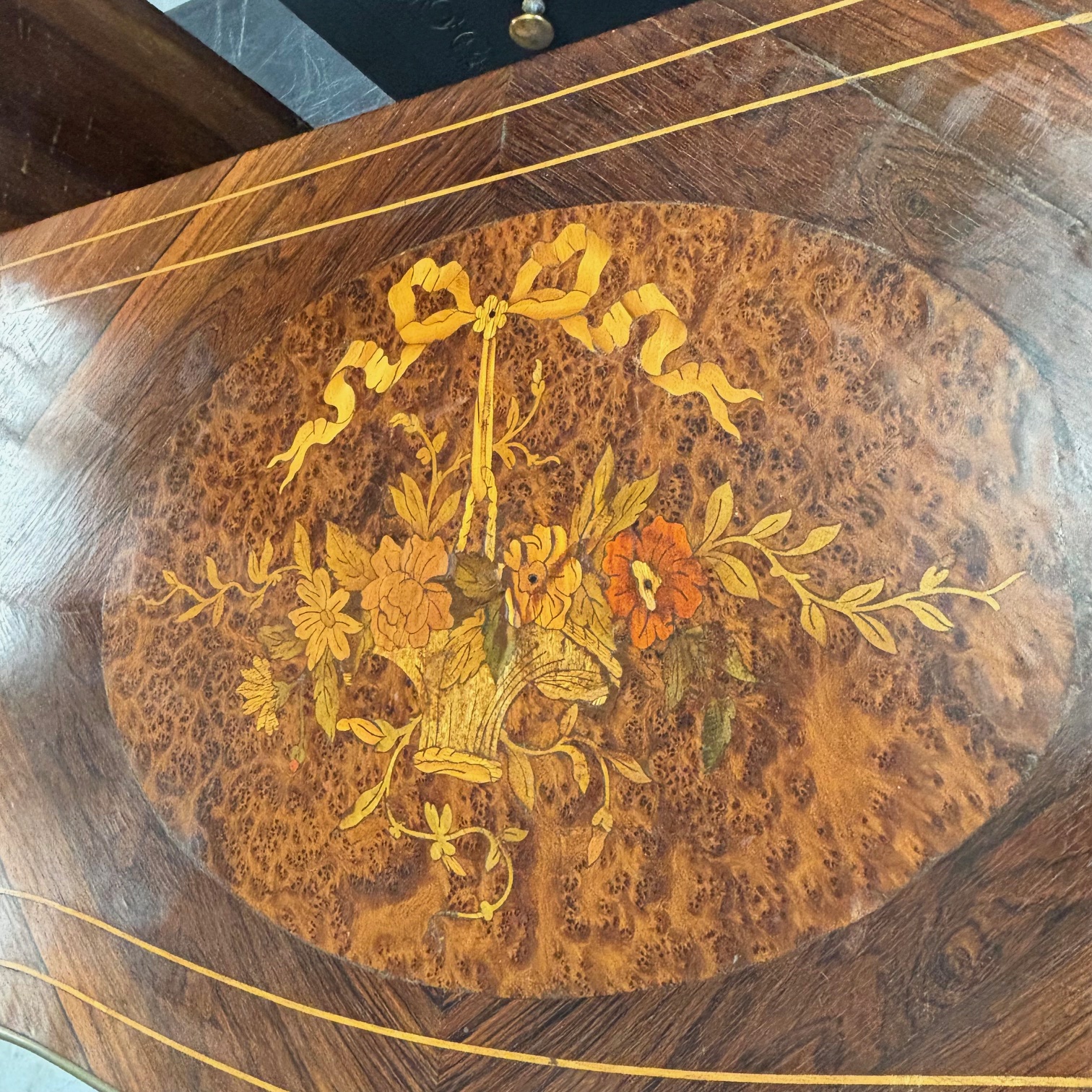 Antica console tavolo da gioco stile Luigi XV fine del XIX secolo . Palissandro , intarsi e bronzi . Mis L 82 prof cm 41 . h 73 - immagine 7