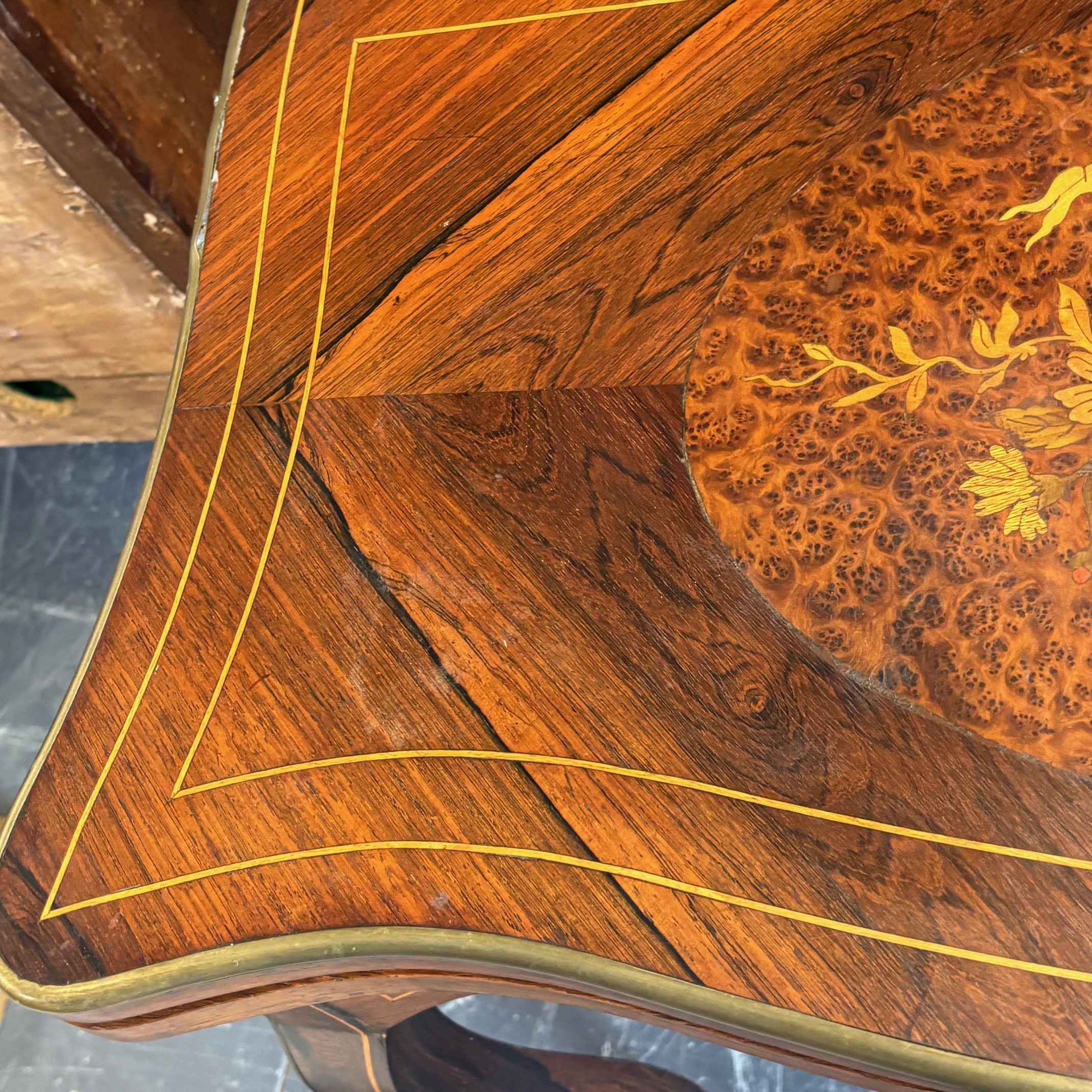 Antica console tavolo da gioco stile Luigi XV fine del XIX secolo . Palissandro , intarsi e bronzi . Mis L 82 prof cm 41 . h 73 - immagine 11