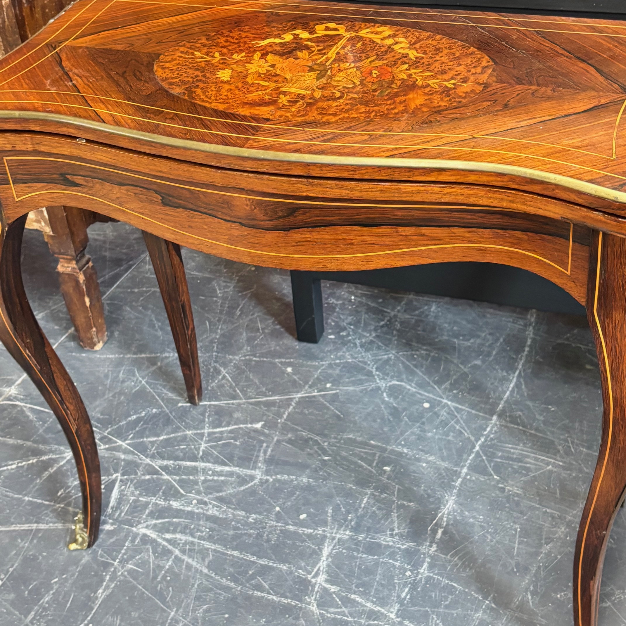 Antica console tavolo da gioco stile Luigi XV fine del XIX secolo . Palissandro , intarsi e bronzi . Mis L 82 prof cm 41 . h 73 - immagine 12
