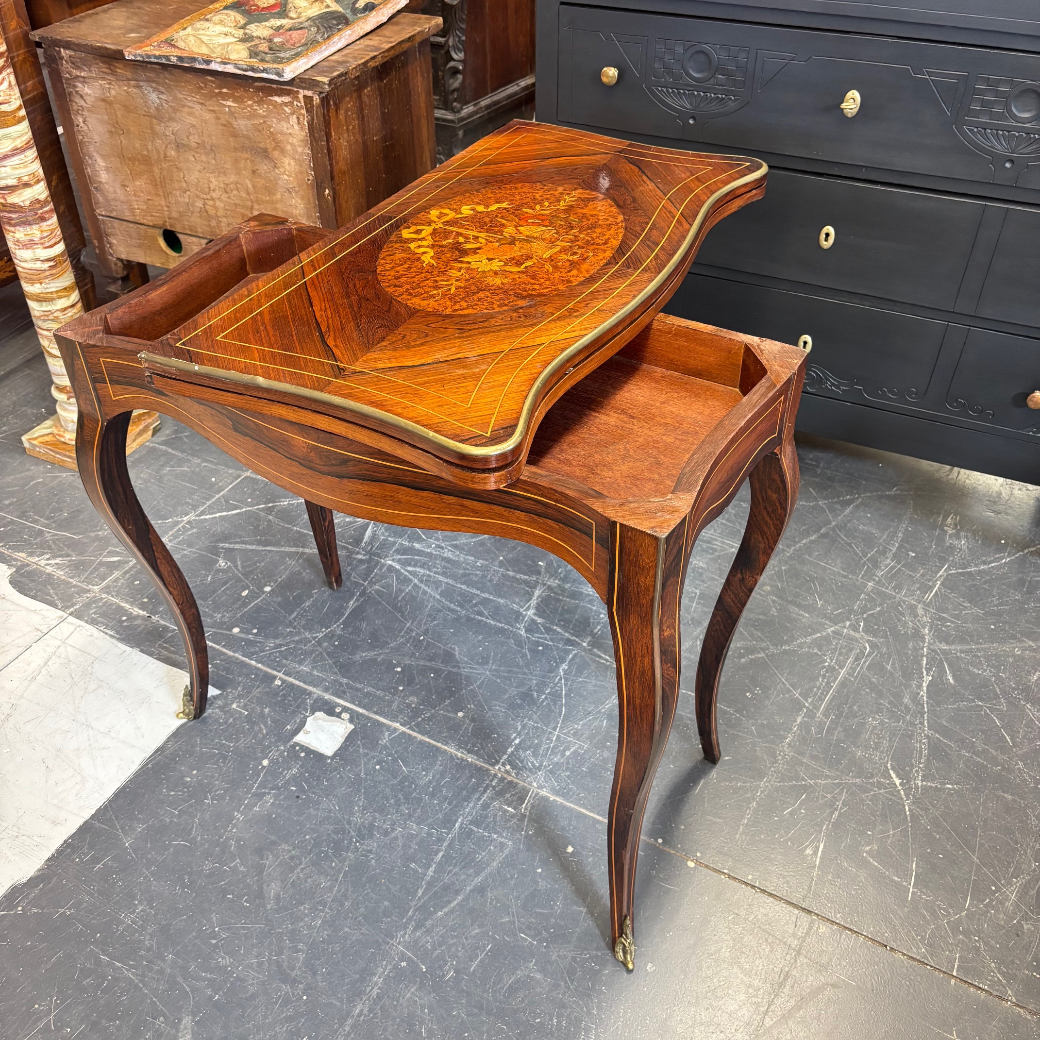 Antica console tavolo da gioco stile Luigi XV fine del XIX secolo . Palissandro , intarsi e bronzi . Mis L 82 prof cm 41 . h 73 - immagine 15