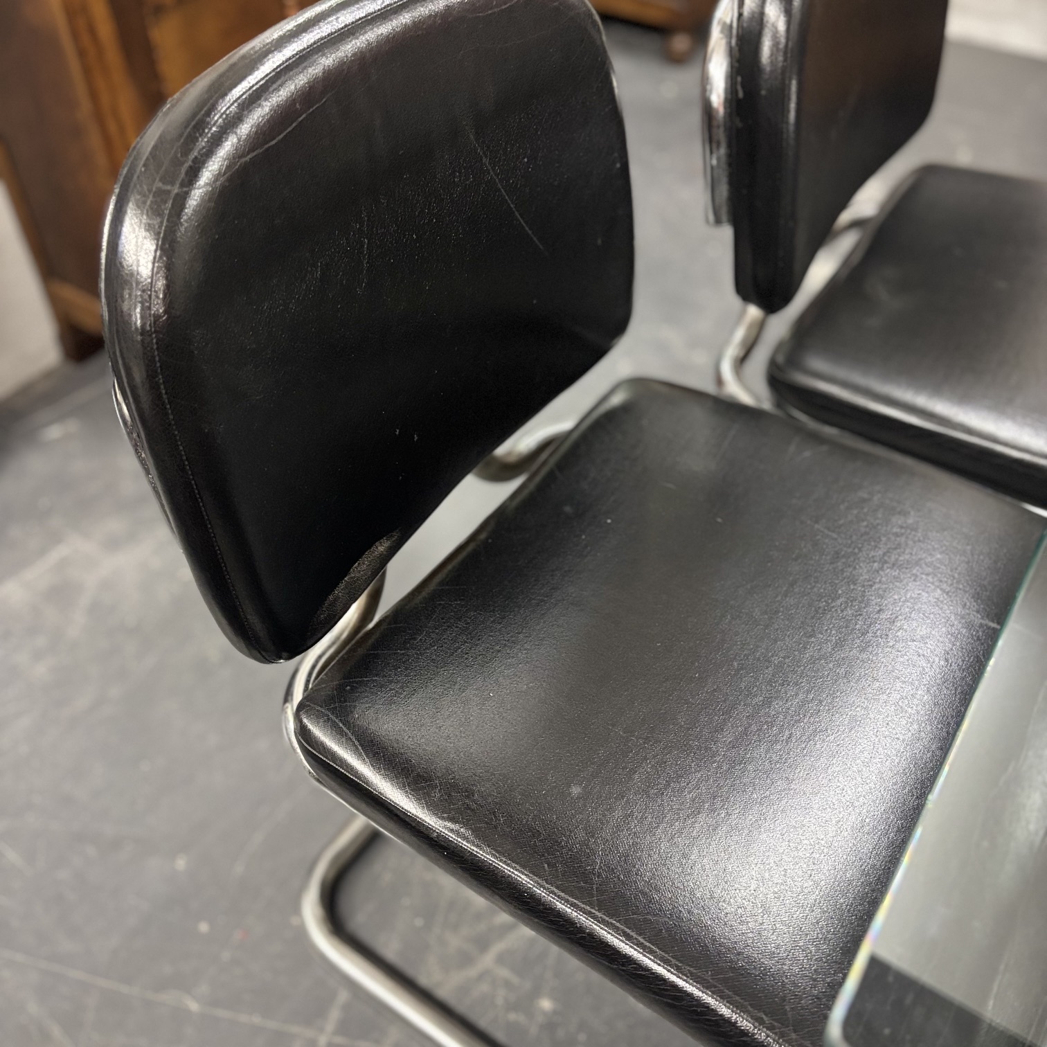 Tavolo anni 70 Giotto Stoppino cristallo cm 140 x cm 140 e 8 sedie Cantilever Bauhaus Metallo cromato e Sky Nero . - immagine 11
