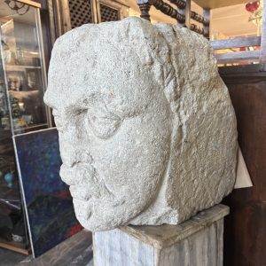 Alternative view of Antica Scultura testa in Pietra Sicilia XVII sec . Mis H cm 40 Prof cm 42 Larg 35