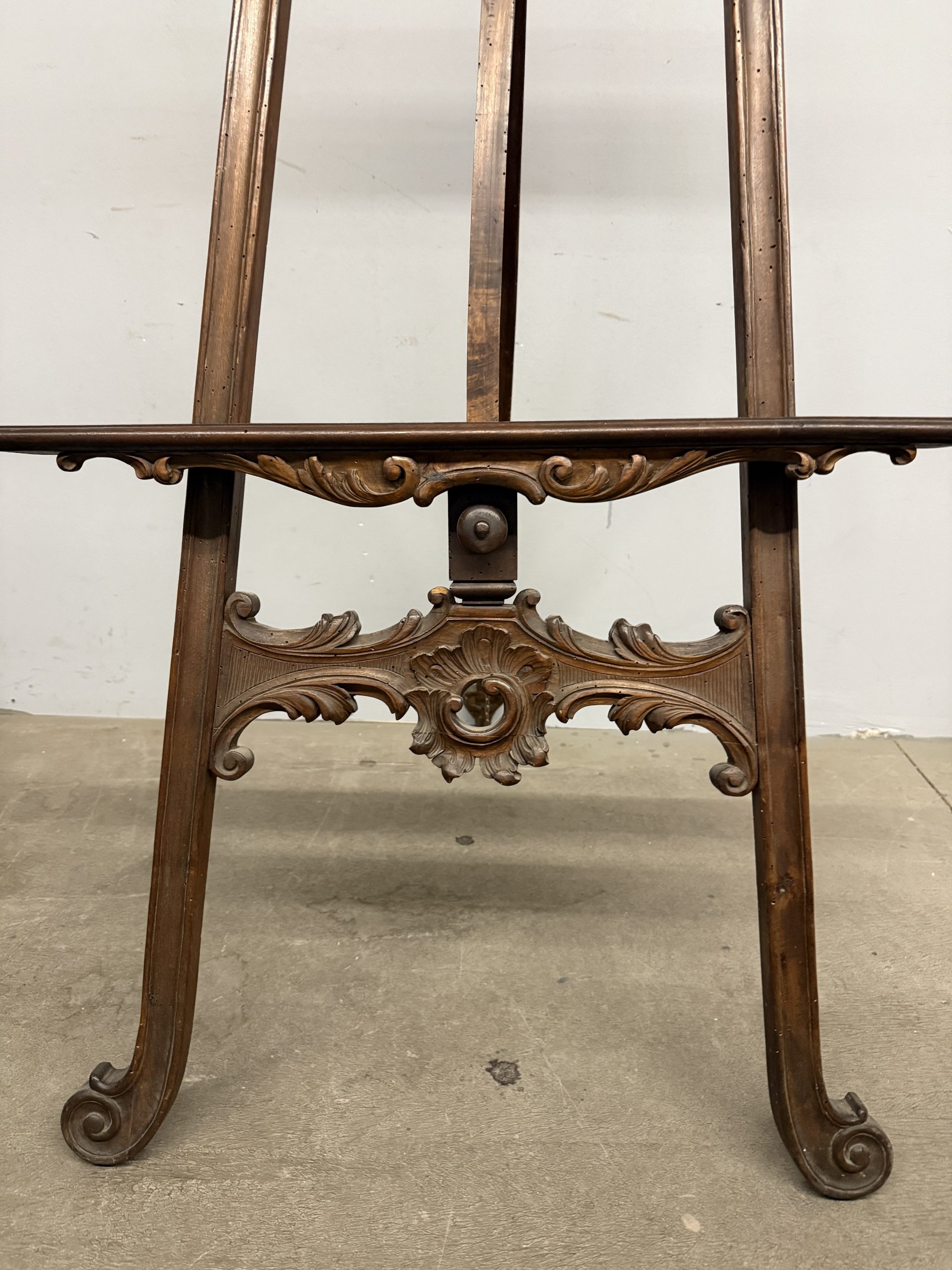 Antico cavalletto da pittore, Liberty, XX sec, in noce intagliato, 178x75x70cm - immagine 2