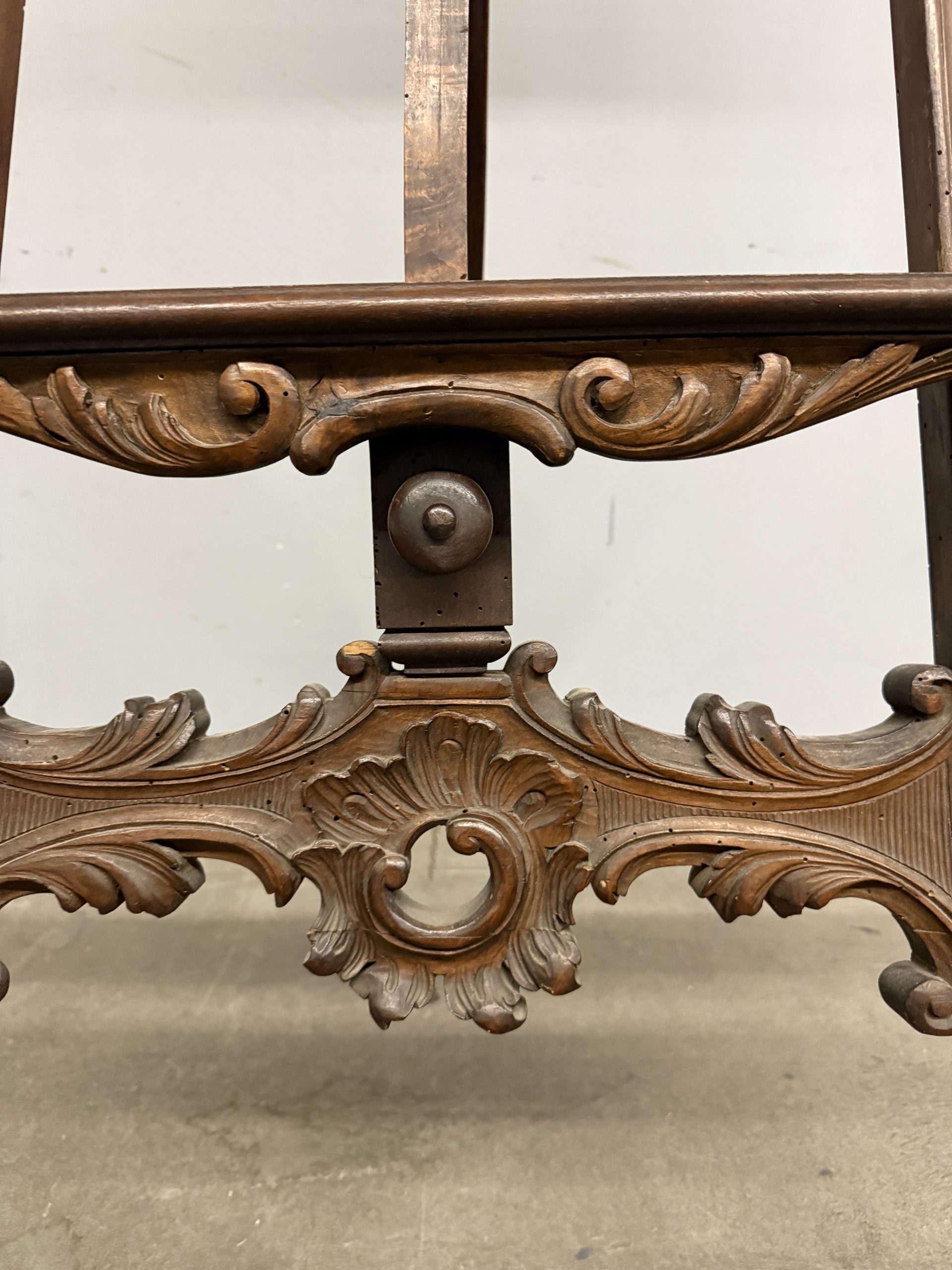 Antico cavalletto da pittore, Liberty, XX sec, in noce intagliato, 178x75x70cm - immagine 3
