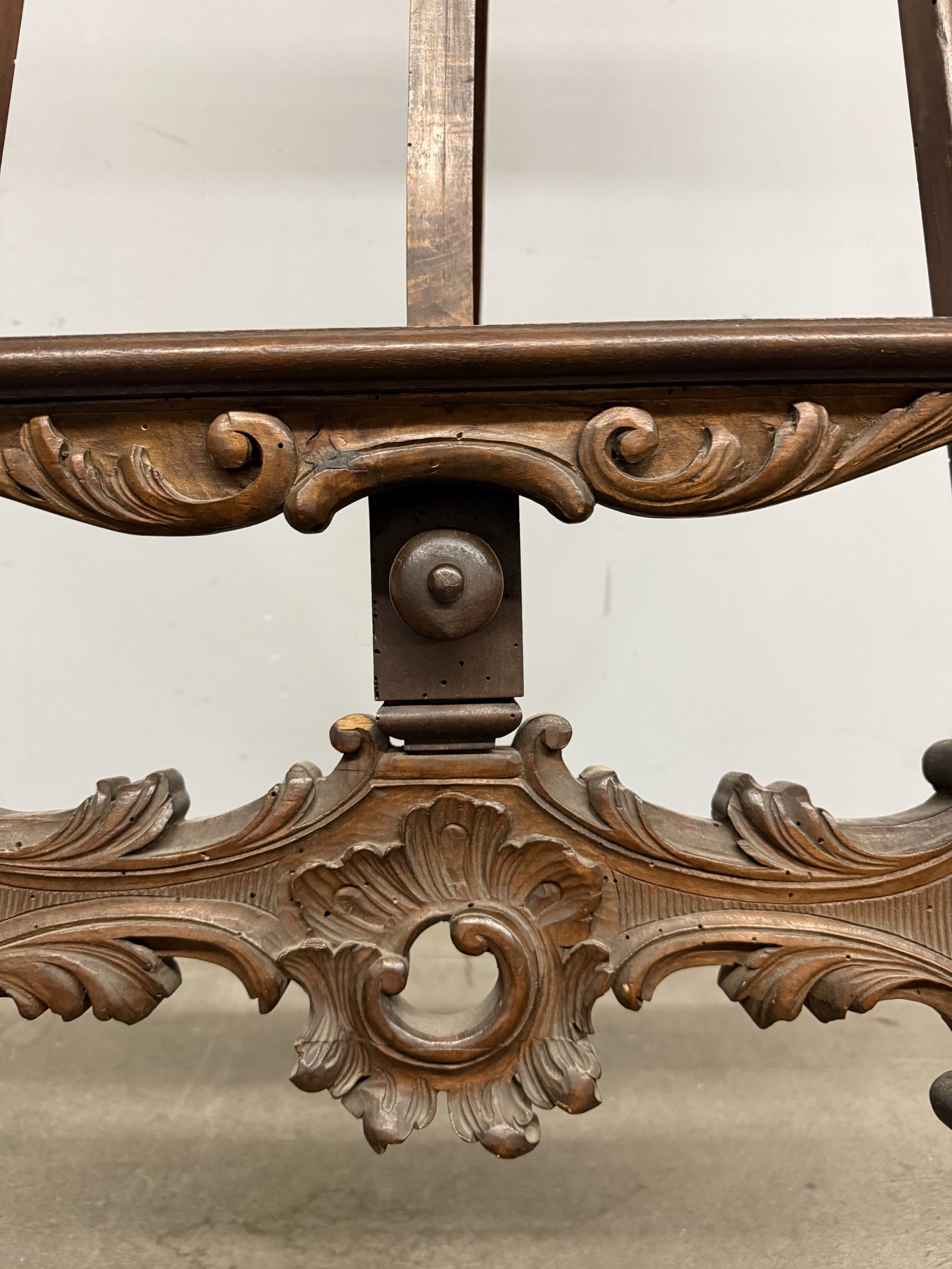 Antico cavalletto da pittore, Liberty, XX sec, in noce intagliato, 178x75x70cm - immagine 4
