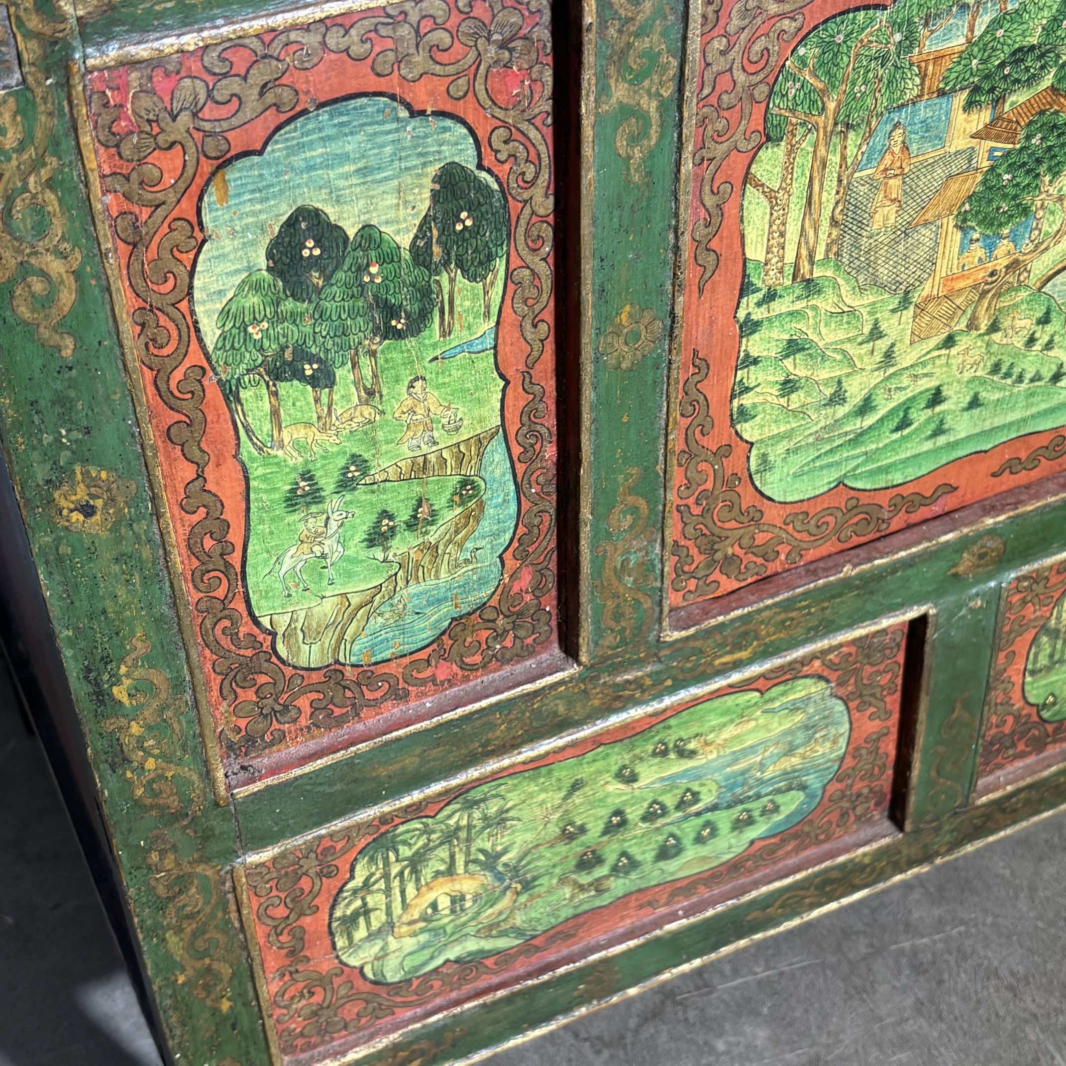 Antico mobile credenza tibetano primi 900 Lacca rossa e verde . Con scene dipinte . Mis 113 x cm 48 . Altezza cm 103 - immagine 3