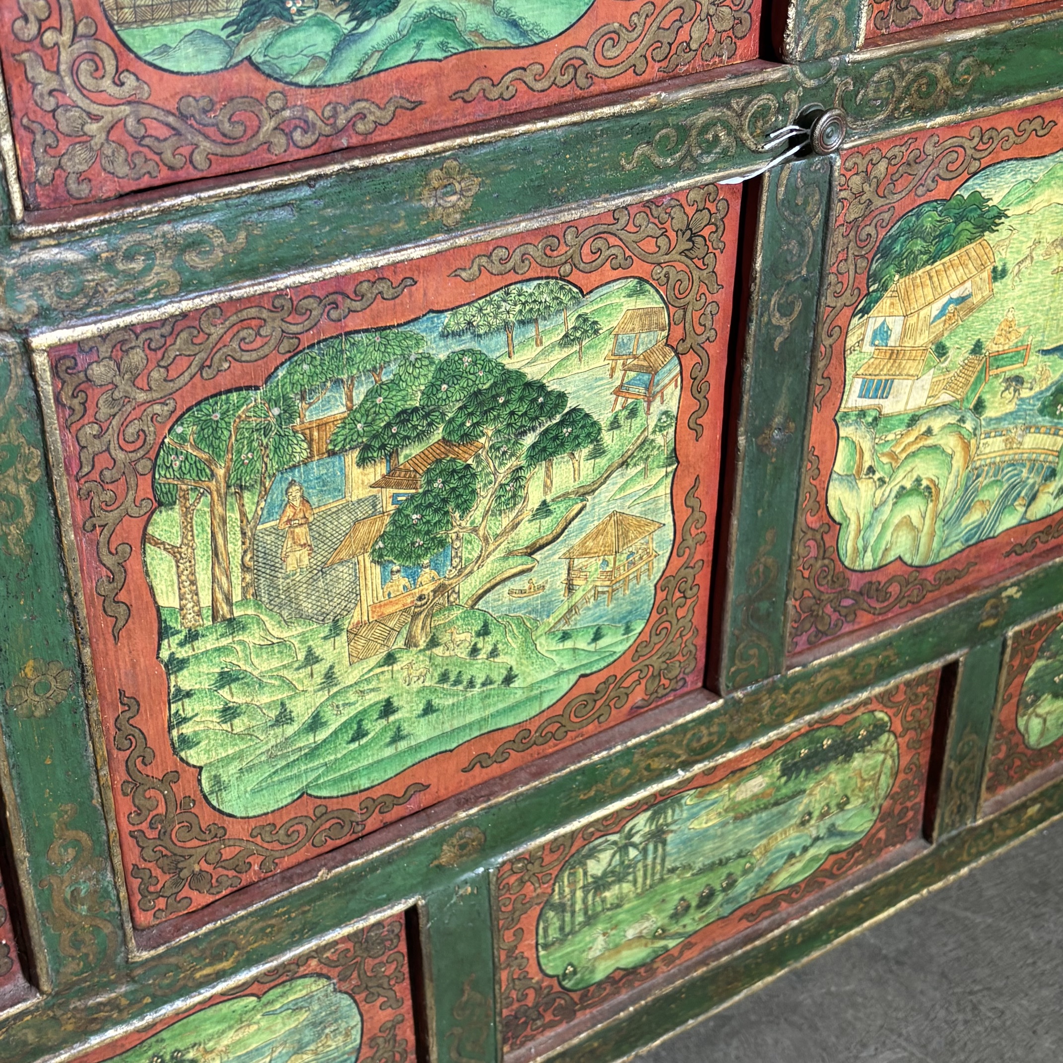 Antico mobile credenza tibetano primi 900 Lacca rossa e verde . Con scene dipinte . Mis 113 x cm 48 . Altezza cm 103 - immagine 4