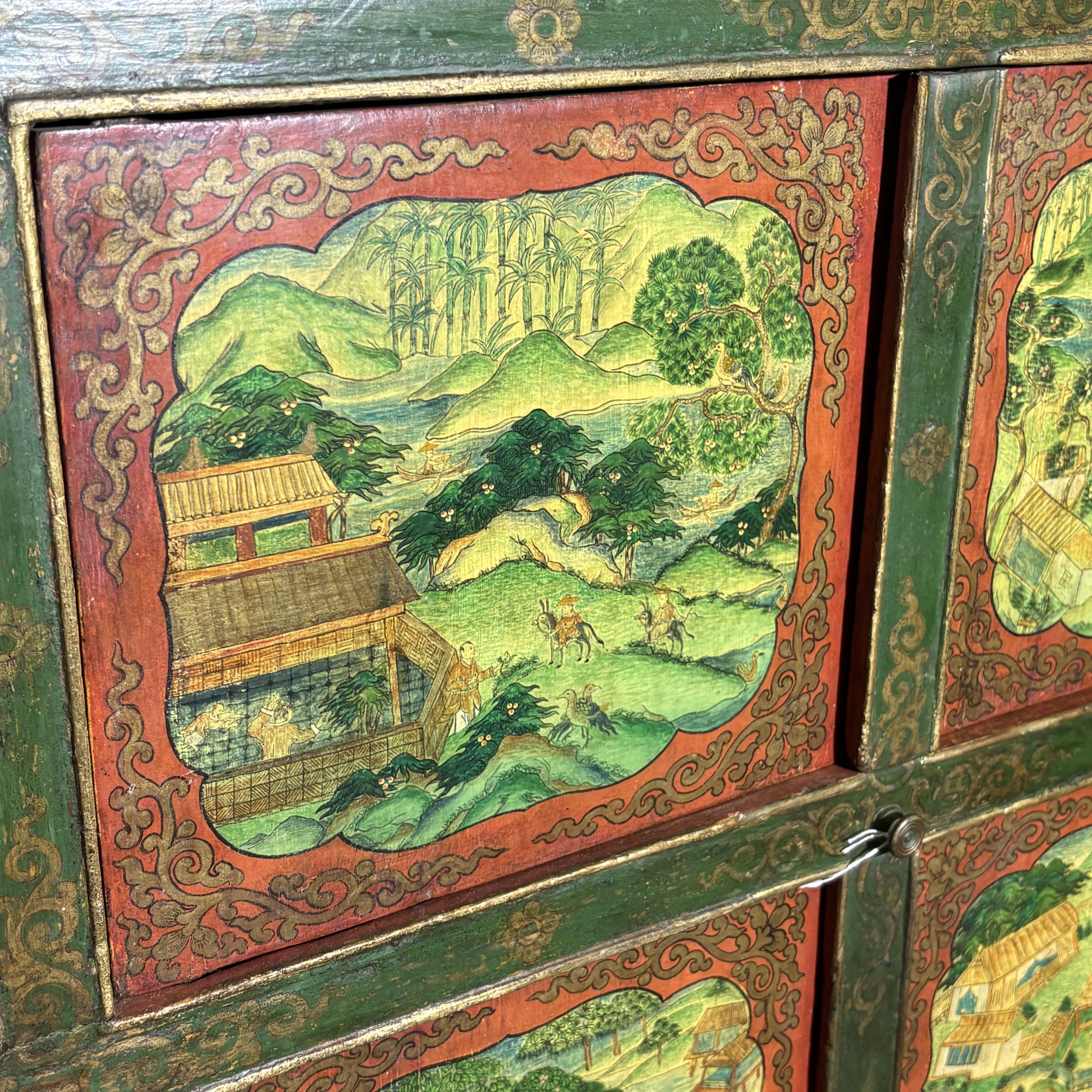 Antico mobile credenza tibetano primi 900 Lacca rossa e verde . Con scene dipinte . Mis 113 x cm 48 . Altezza cm 103 - immagine 5