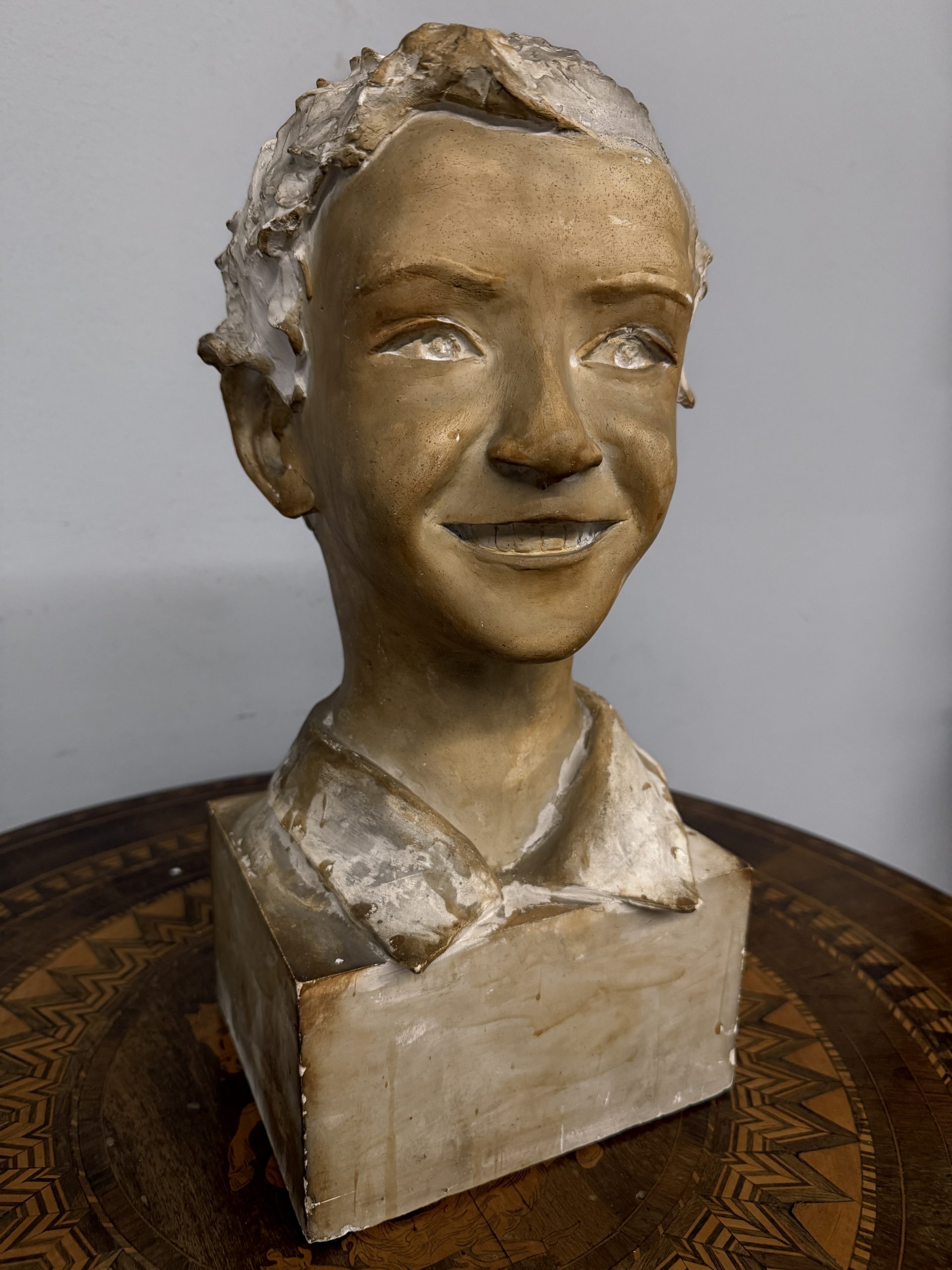 Antica scultura in gesso patinato fanciullo, firmata "Rosa" 1945, 41x18cm - immagine 4