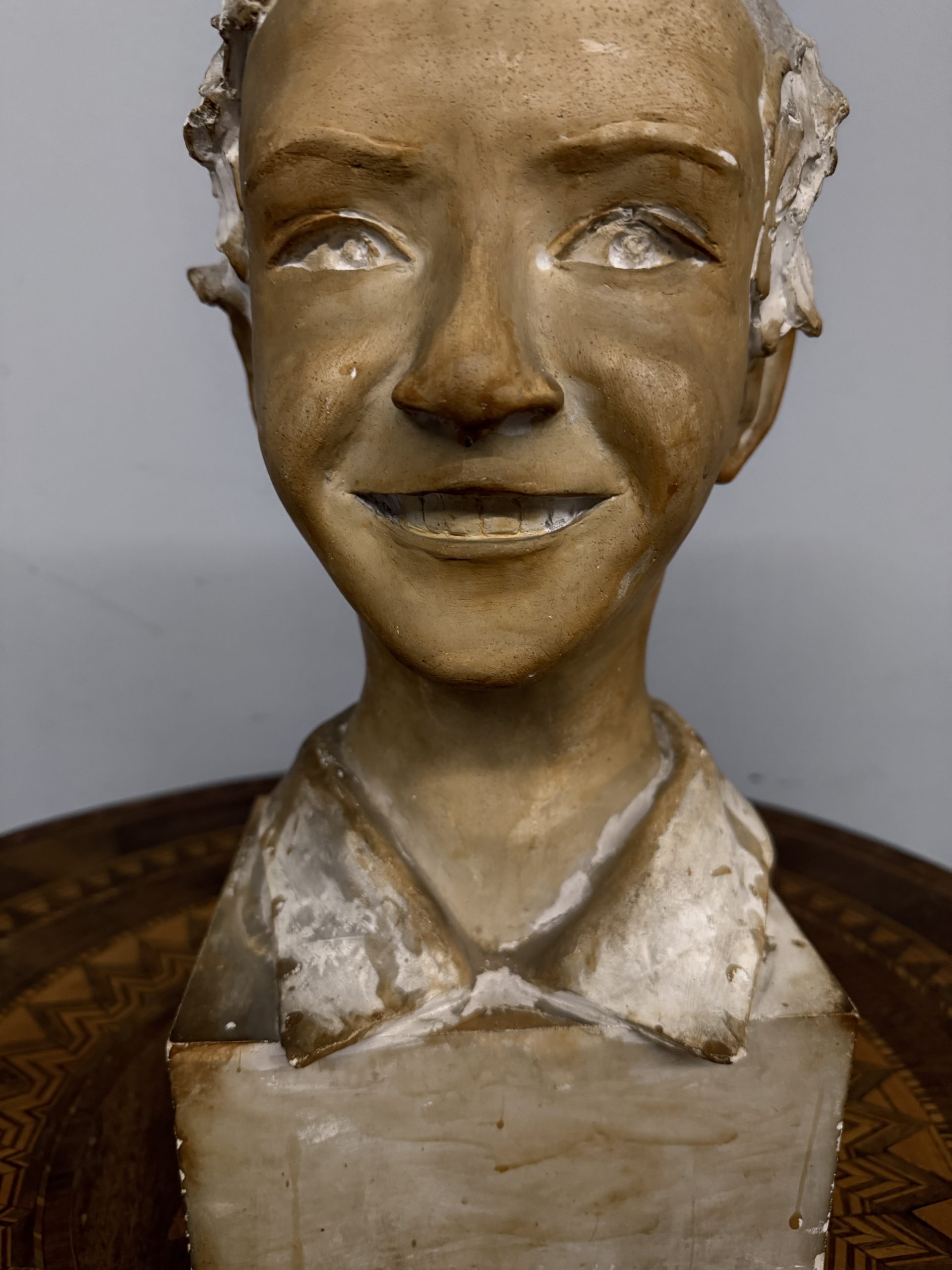 Antica scultura in gesso patinato fanciullo, firmata "Rosa" 1945, 41x18cm - immagine 5