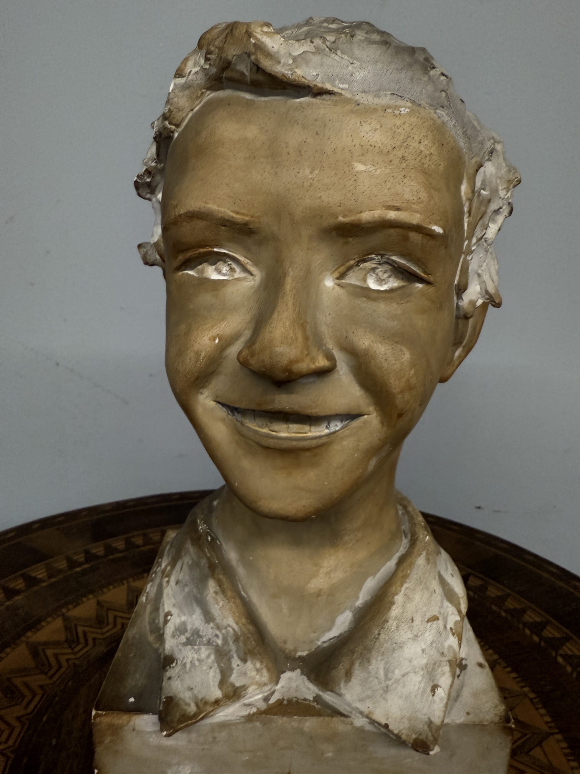 Antica scultura in gesso patinato fanciullo, firmata "Rosa" 1945, 41x18cm - immagine 6