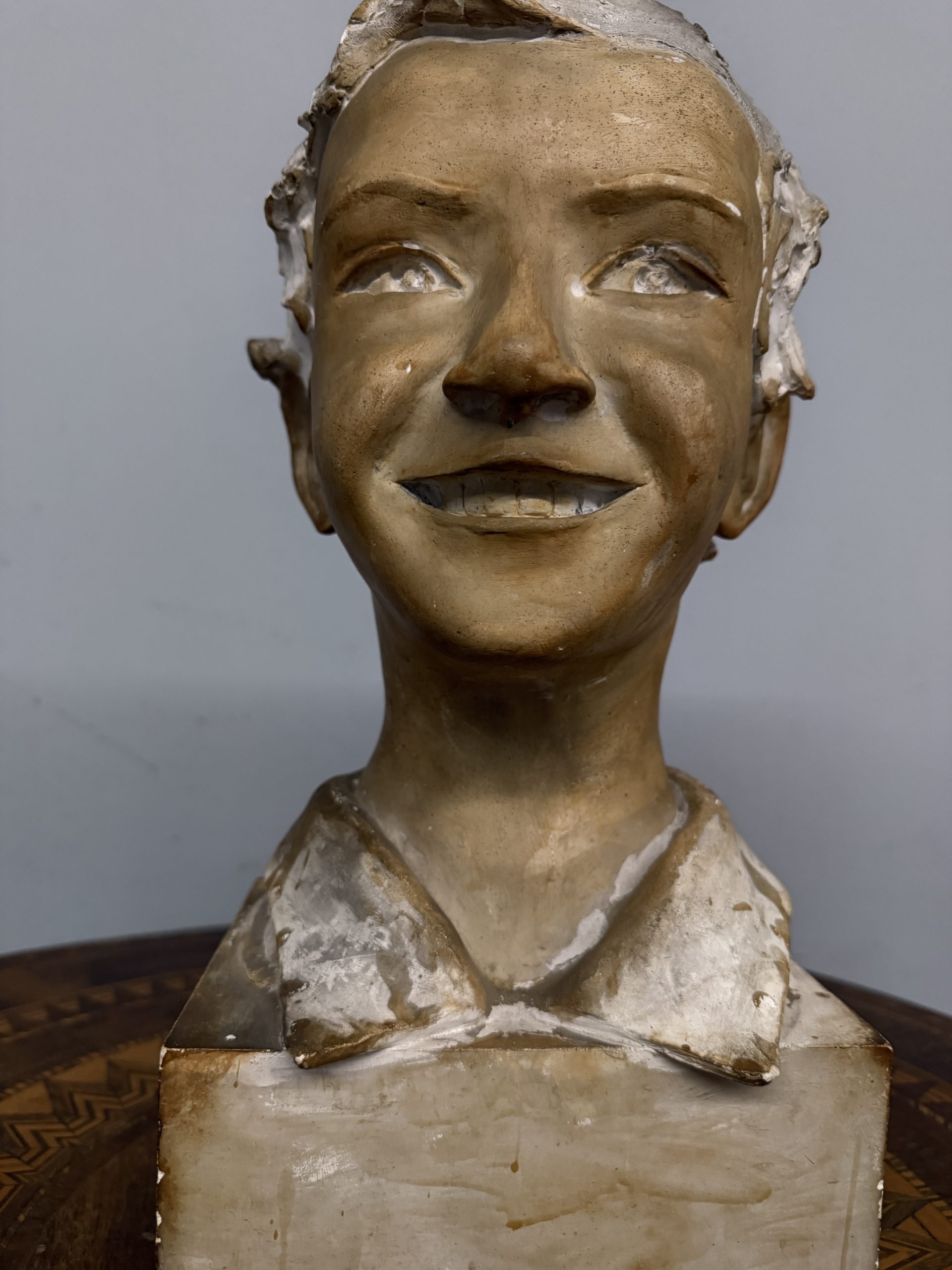 Antica scultura in gesso patinato fanciullo, firmata "Rosa" 1945, 41x18cm - immagine 7