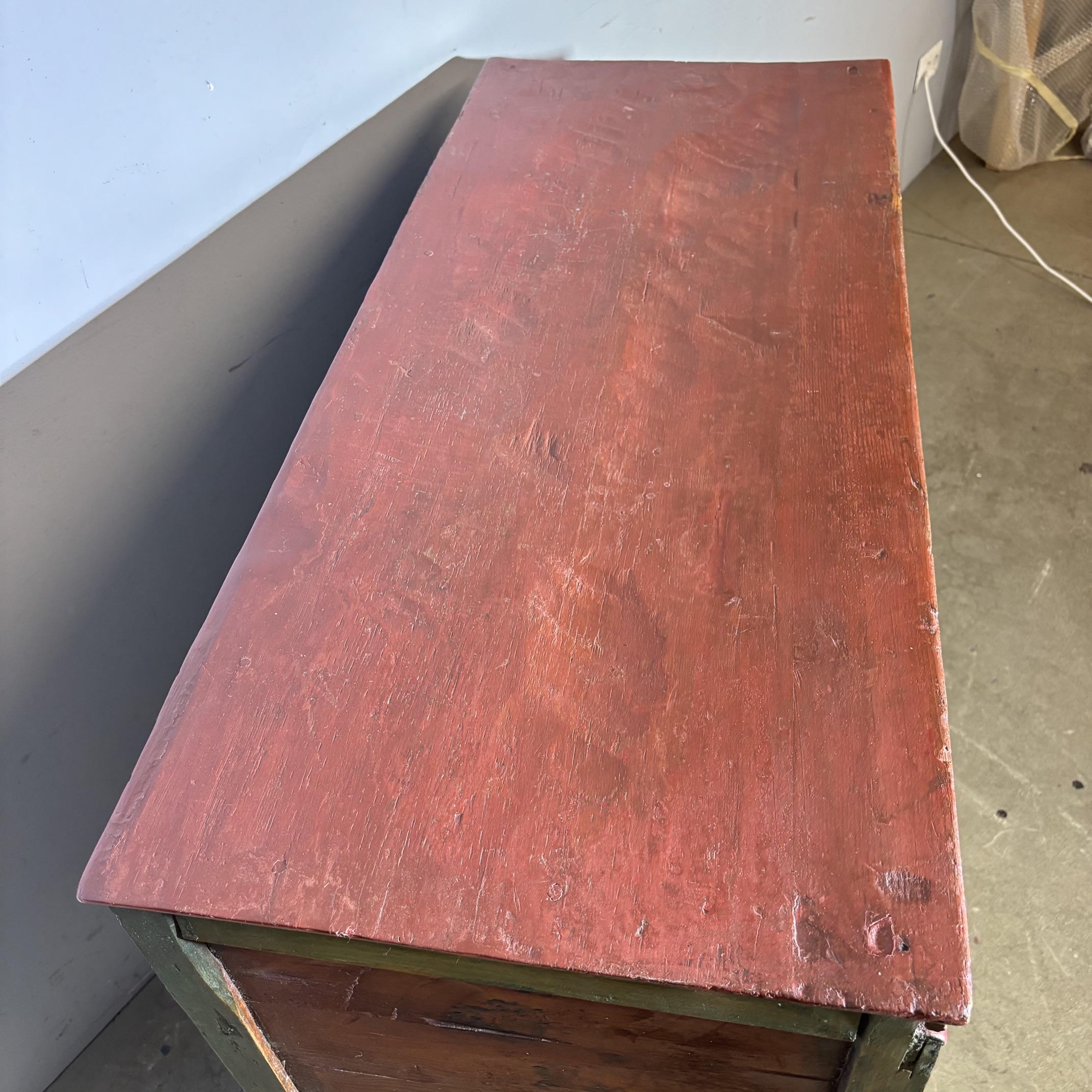 Antico mobile credenza tibetano primi 900 Lacca rossa e verde . Con scene dipinte . Mis 113 x cm 48 . Altezza cm 103 - immagine 9