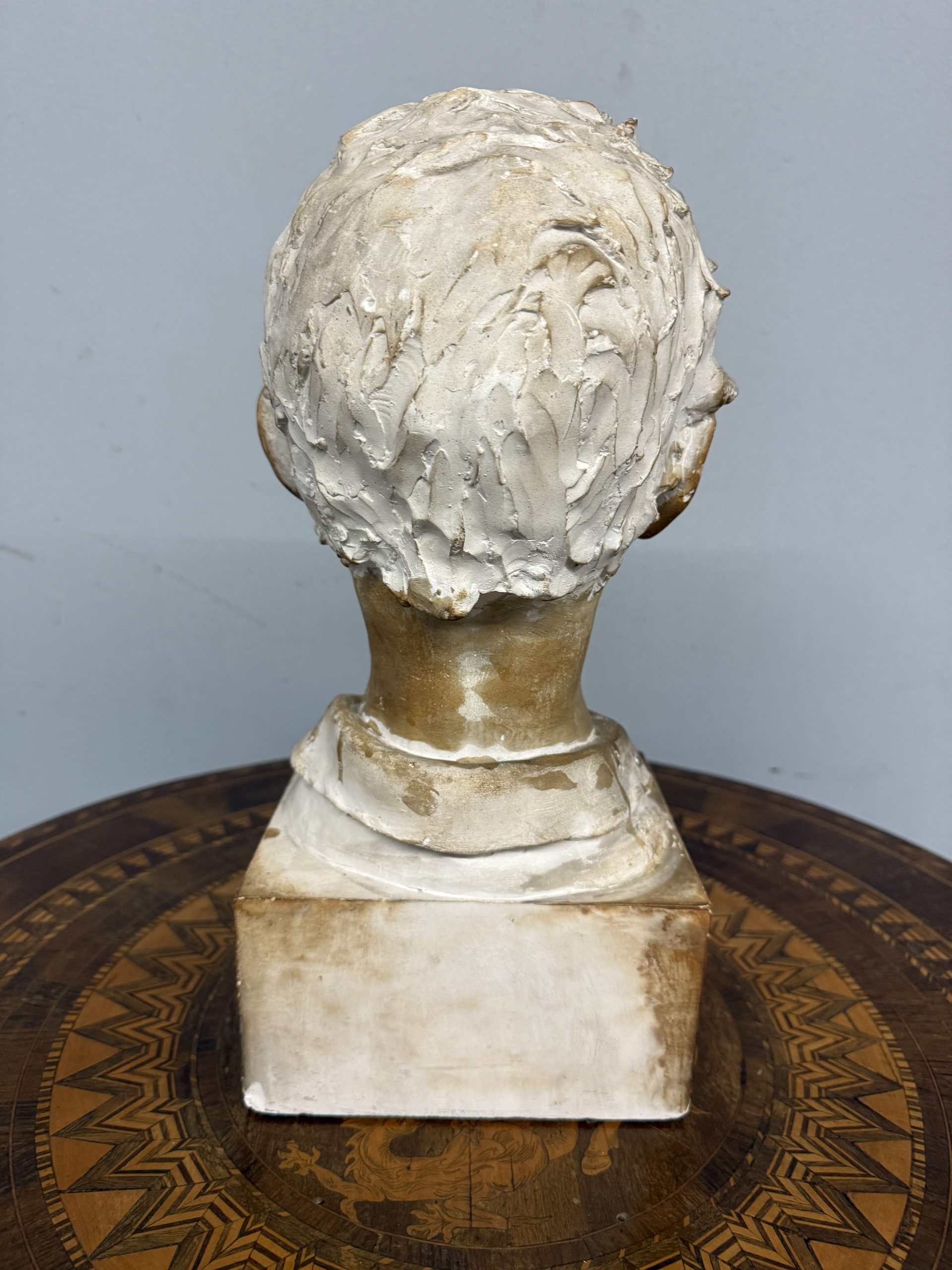 Antica scultura in gesso patinato fanciullo, firmata "Rosa" 1945, 41x18cm - immagine 10
